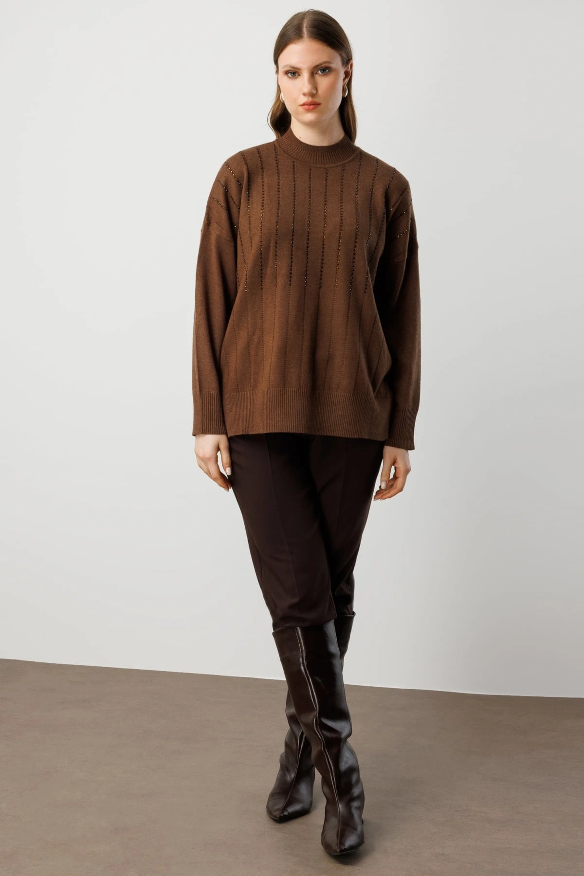 On Fashion Kadın Yuvarlak Yaka Pul Detaylı Kahverengi Kazak 60302