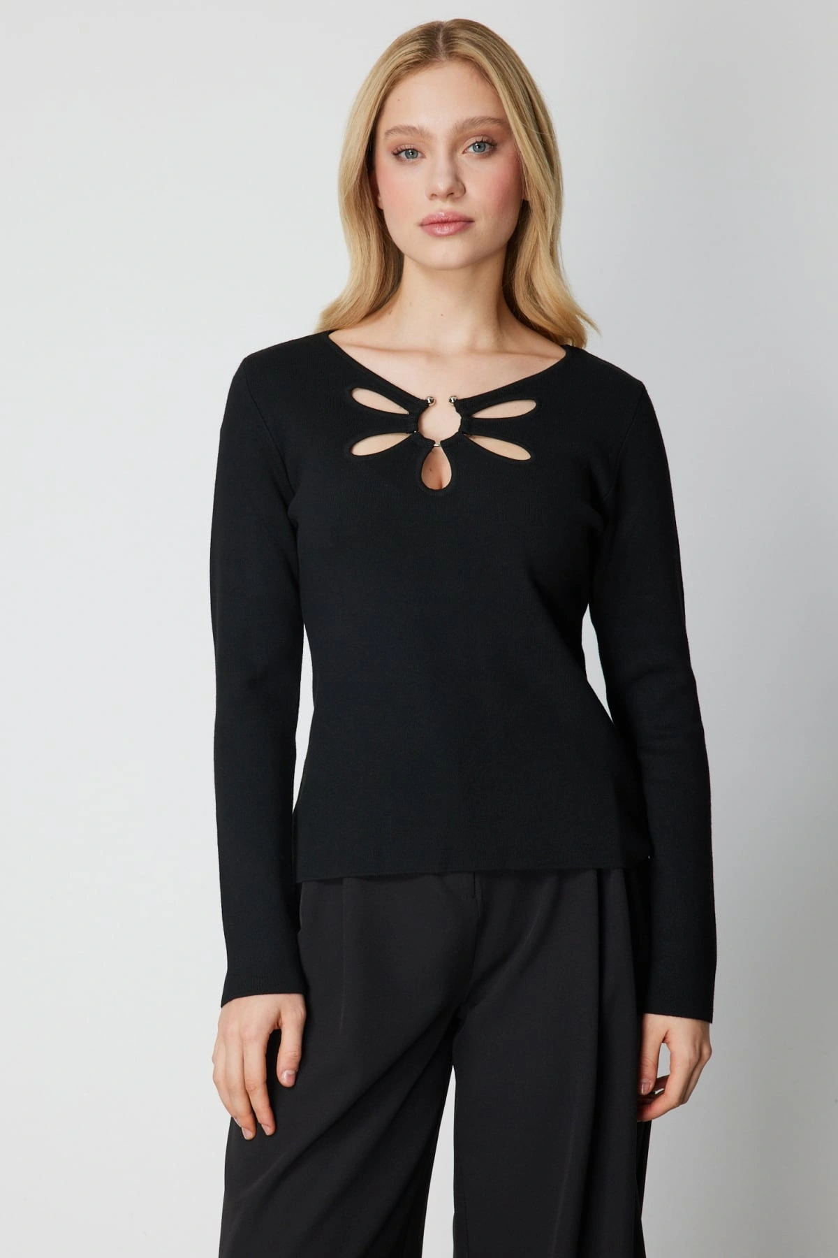 On Fashion Kadın Yakası Pencereli Yaka Aksesuarlı Siyah Kazak 63322