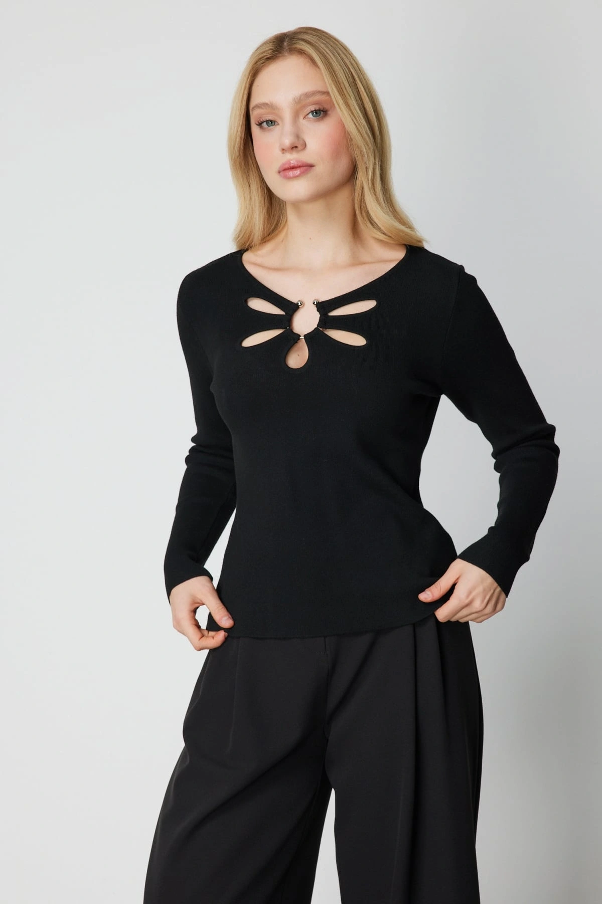 On Fashion Kadın Yakası Pencereli Yaka Aksesuarlı Siyah Kazak 63322