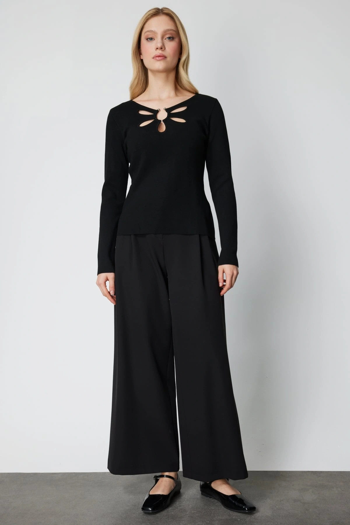 On Fashion Kadın Yakası Pencereli Yaka Aksesuarlı Siyah Kazak 63322