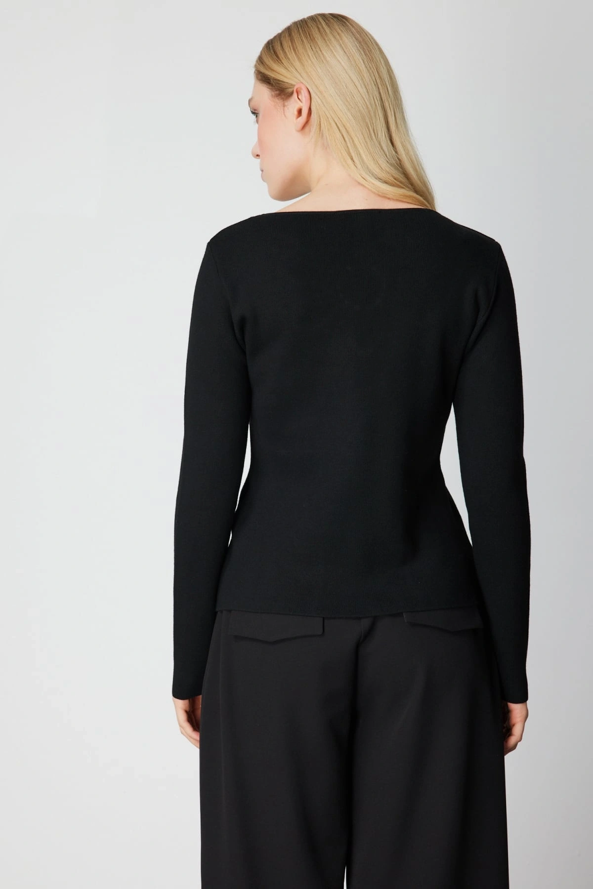 On Fashion Kadın Yakası Pencereli Yaka Aksesuarlı Siyah Kazak 63322