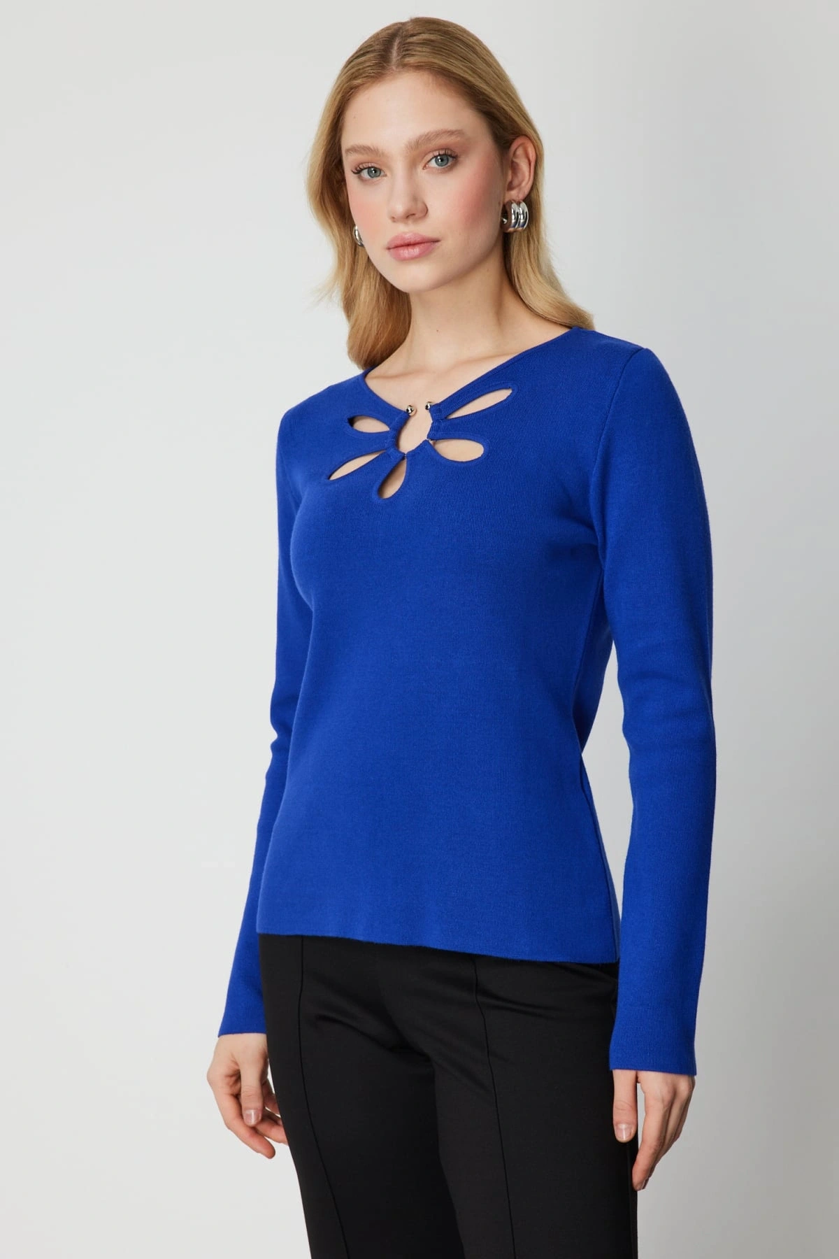 On Fashion Kadın Yakası Pencereli Yaka Aksesuarlı Saks Mavisi Kazak 63322