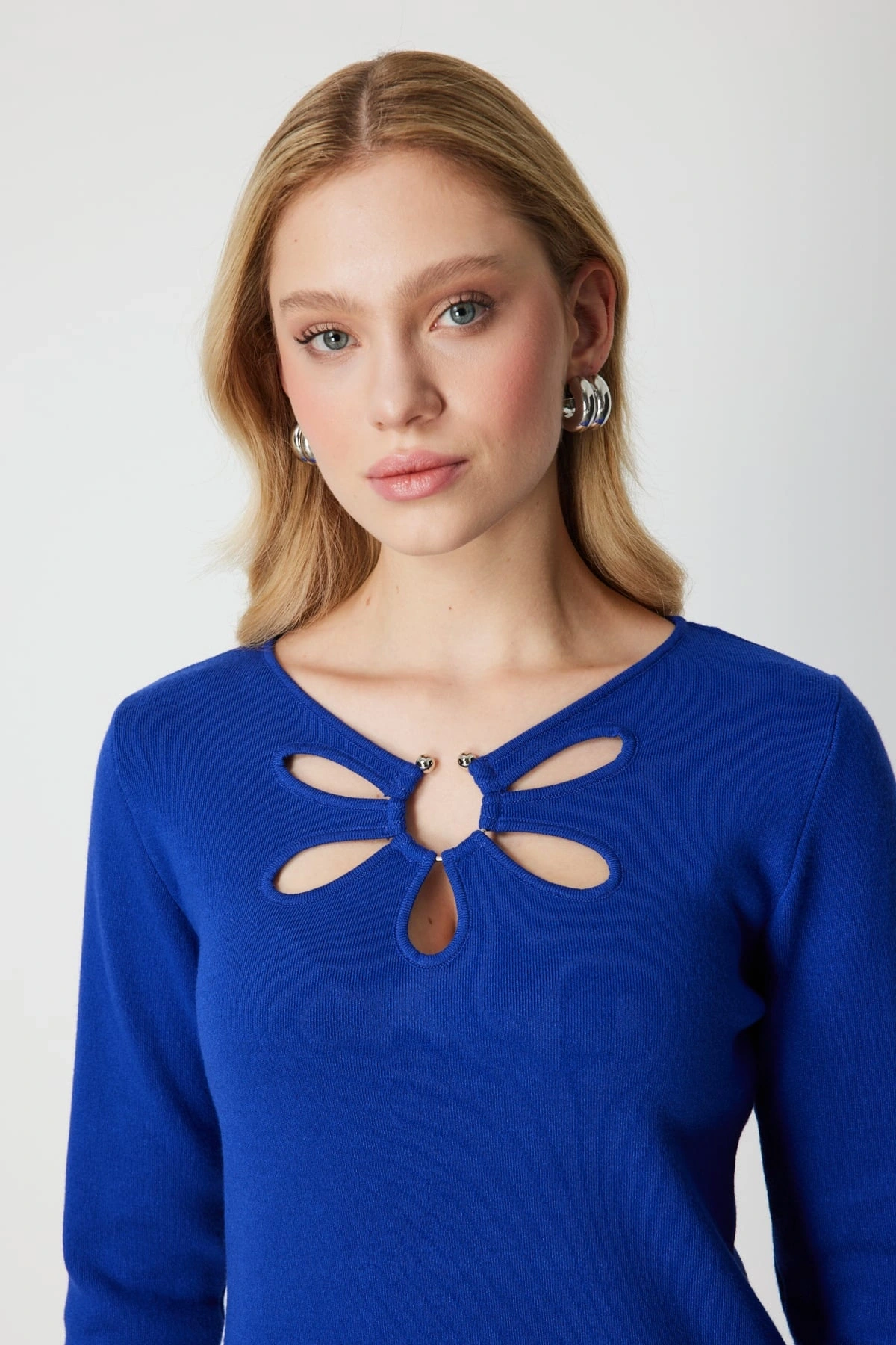 On Fashion Kadın Yakası Pencereli Yaka Aksesuarlı Saks Mavisi Kazak 63322