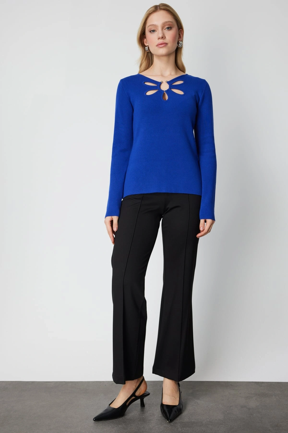 On Fashion Kadın Yakası Pencereli Yaka Aksesuarlı Saks Mavisi Kazak 63322