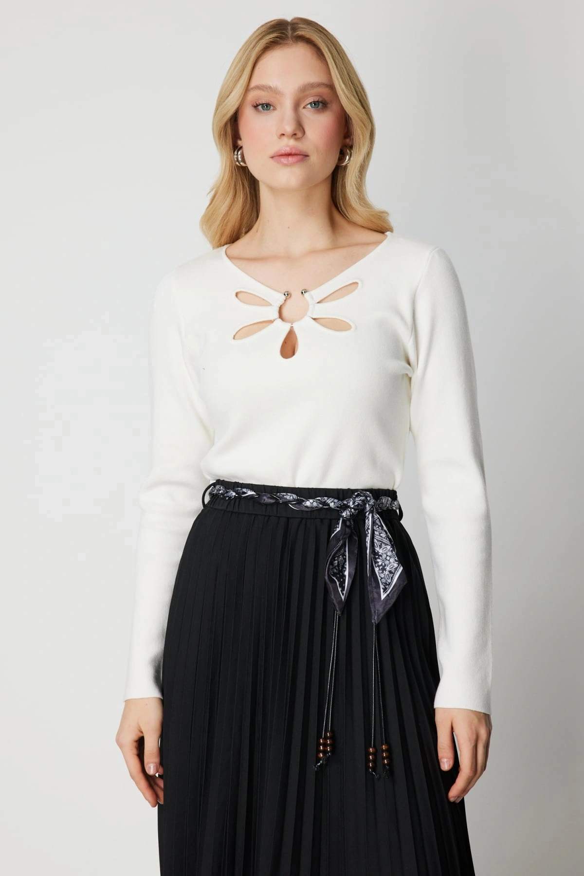 On Fashion Kadın Yakası Pencereli Yaka Aksesuarlı Ekru Kazak 63322