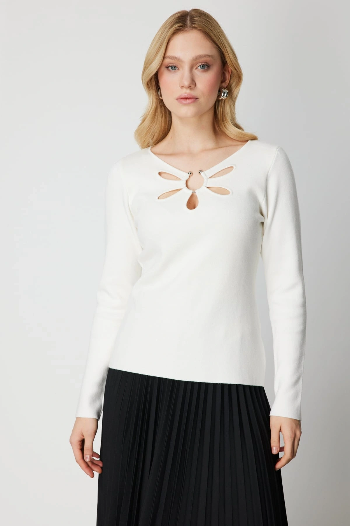 On Fashion Kadın Yakası Pencereli Yaka Aksesuarlı Ekru Kazak 63322