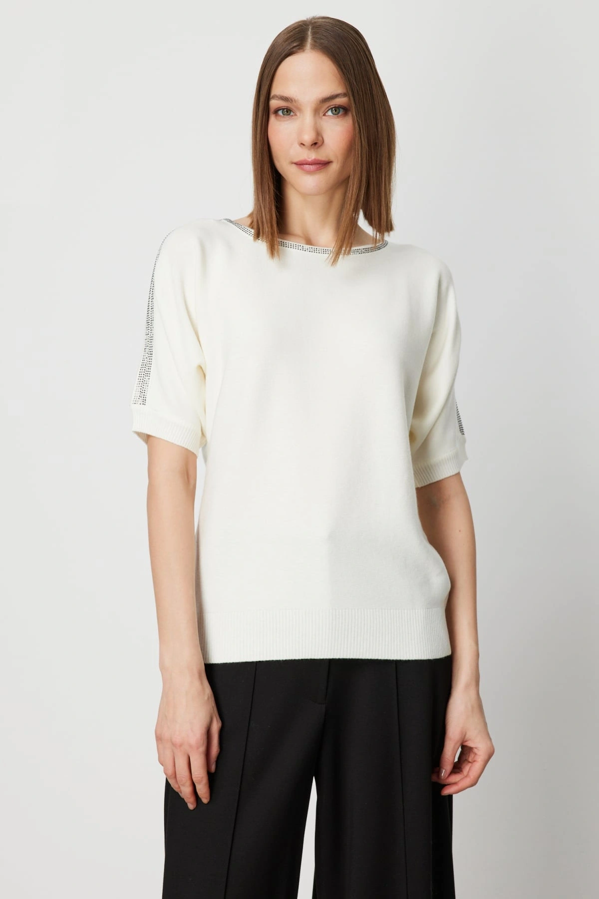 On Fashion Kadın Yakası Ve Kolları Taşlı Ekru Yarım Kol Kazak 65421