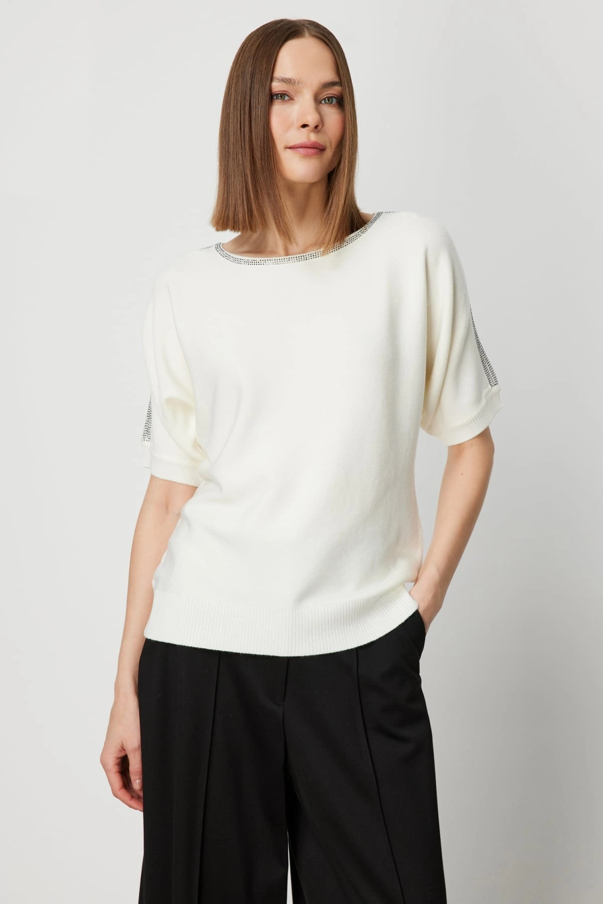 On Fashion Kadın Yakası Ve Kolları Taşlı Ekru Yarım Kol Kazak 65421