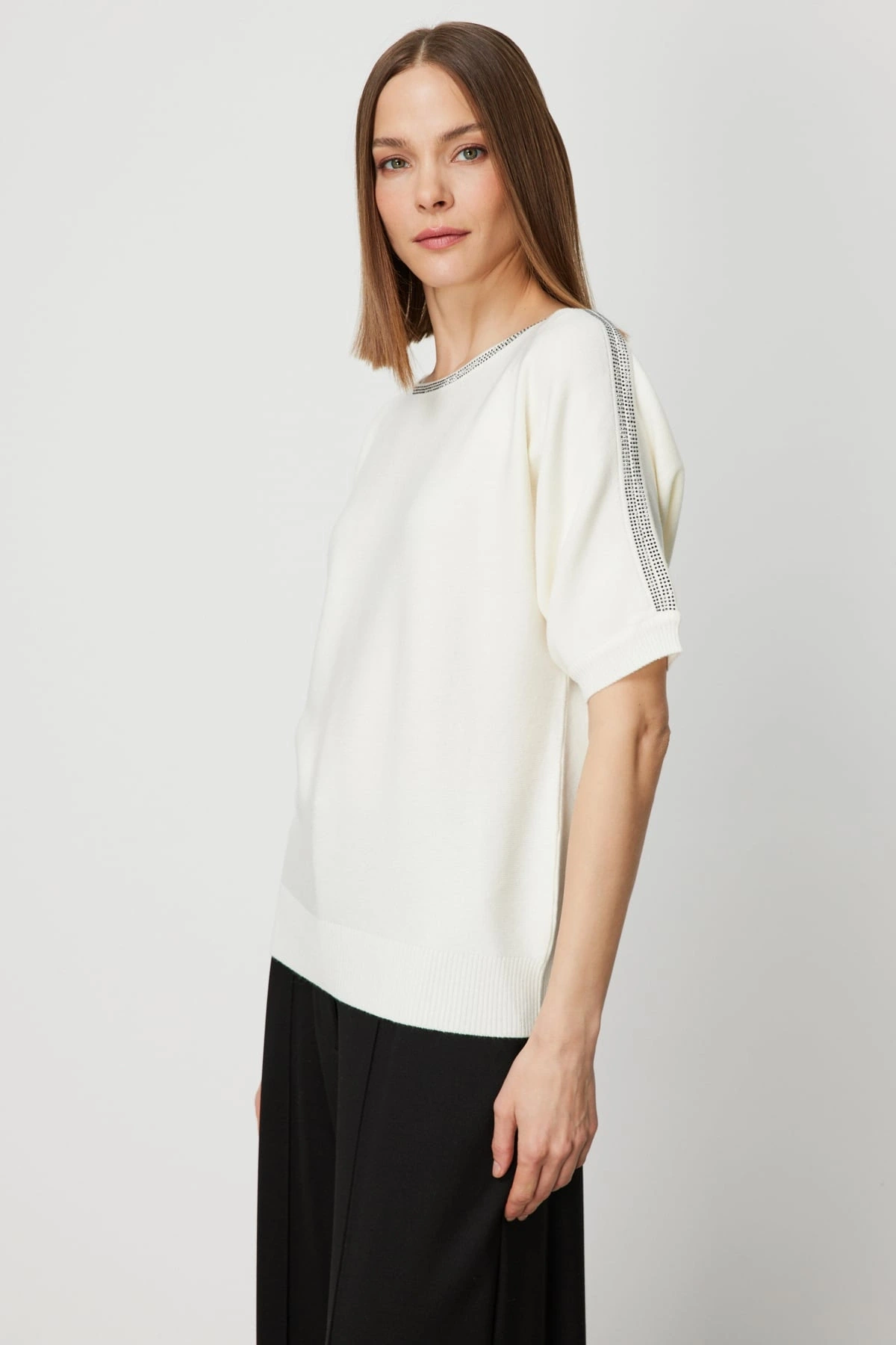 On Fashion Kadın Yakası Ve Kolları Taşlı Ekru Yarım Kol Kazak 65421