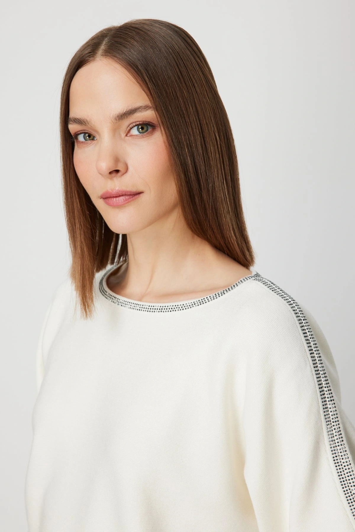 On Fashion Kadın Yakası Ve Kolları Taşlı Ekru Yarım Kol Kazak 65421