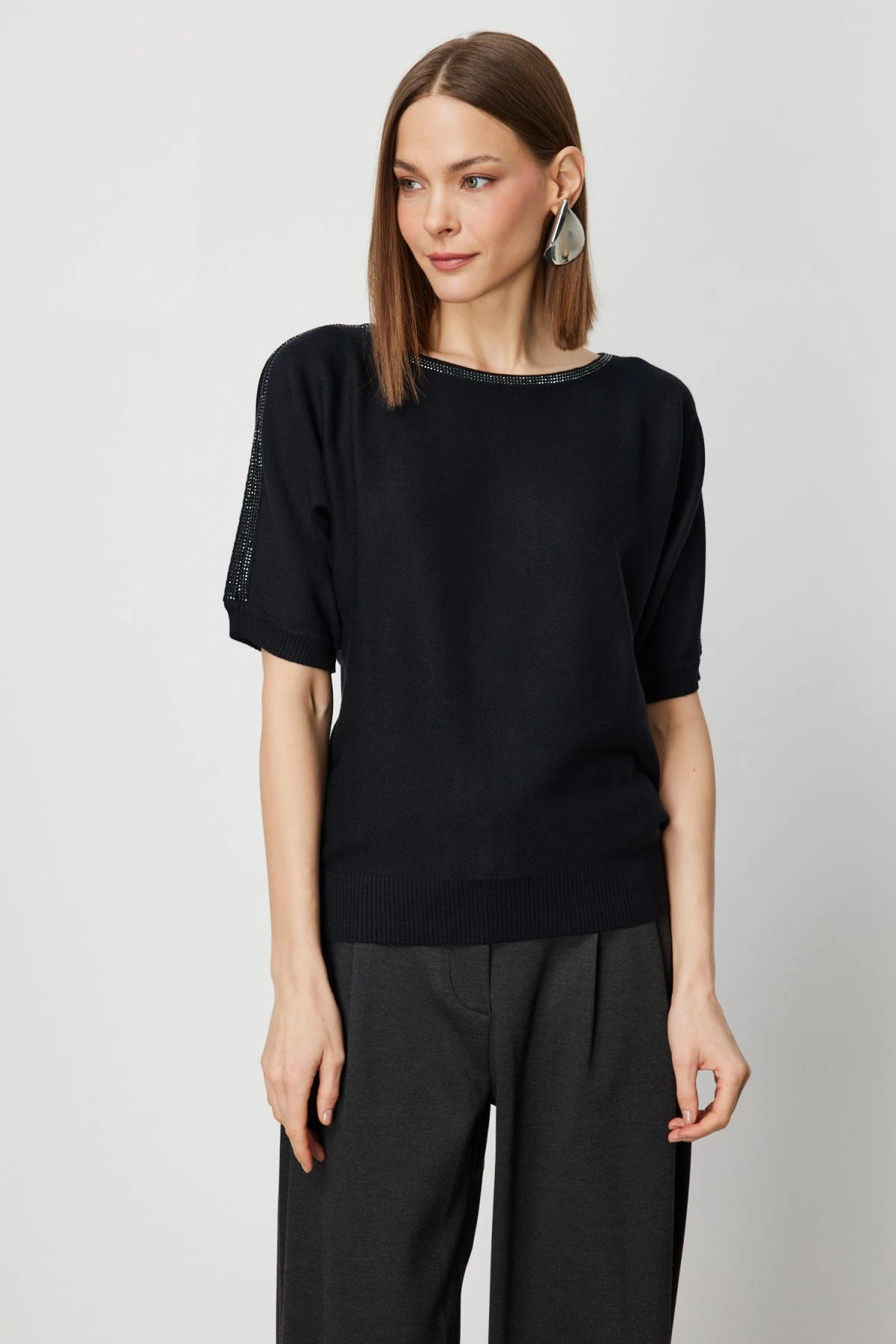 On Fashion Kadın Yakası ve Kolları Taşlı Siyah Yarım Kol Kazak 65421