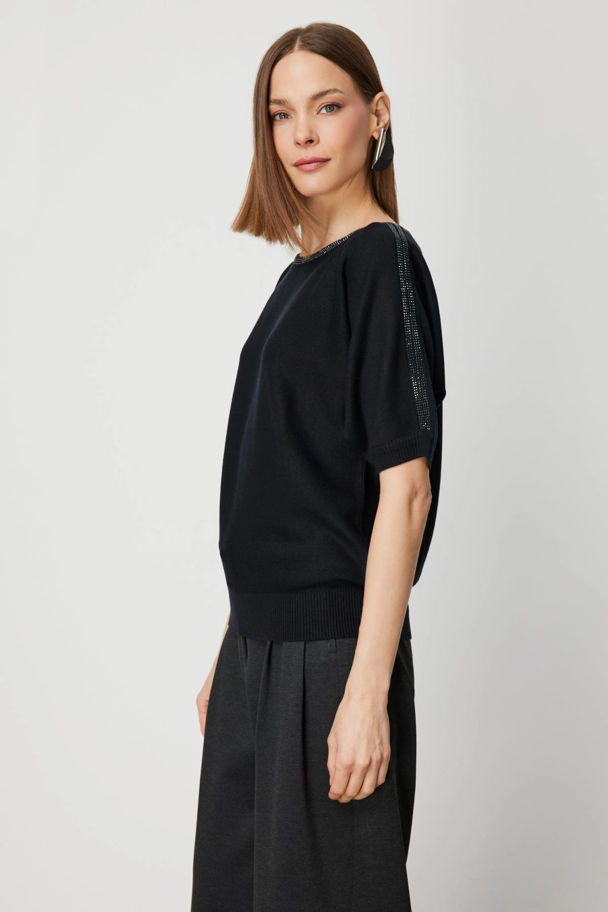 On Fashion Kadın Yakası ve Kolları Taşlı Siyah Yarım Kol Kazak 65421