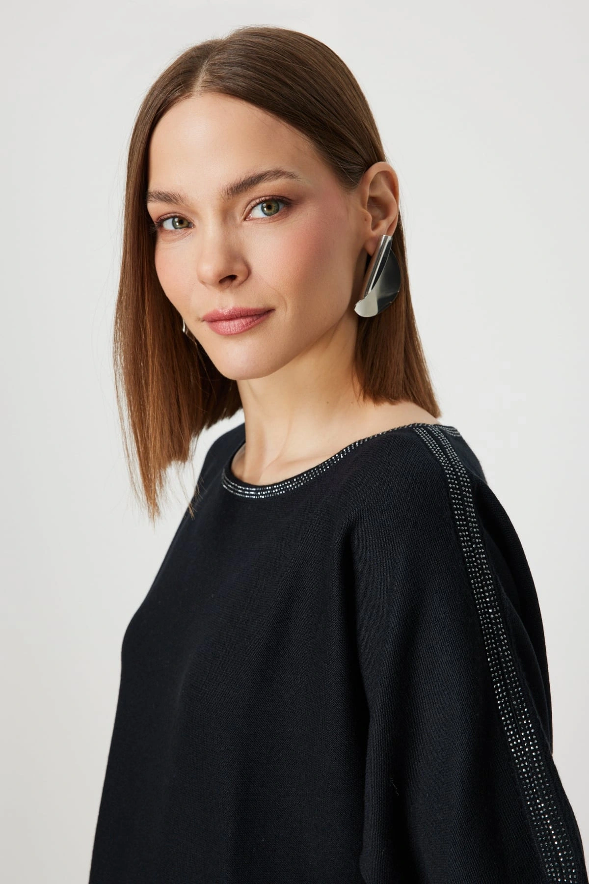 On Fashion Kadın Yakası ve Kolları Taşlı Siyah Yarım Kol Kazak 65421