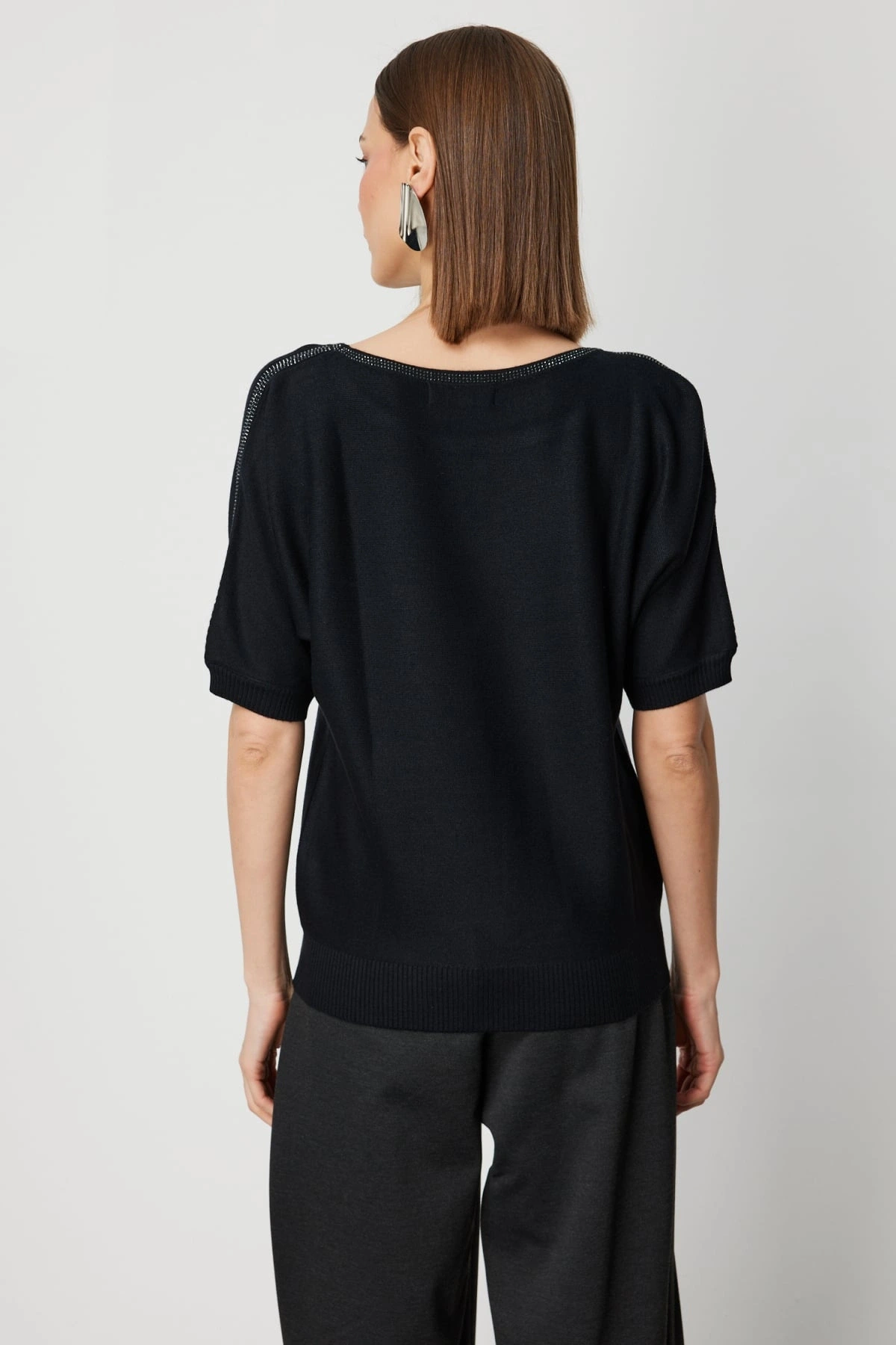 On Fashion Kadın Yakası ve Kolları Taşlı Siyah Yarım Kol Kazak 65421