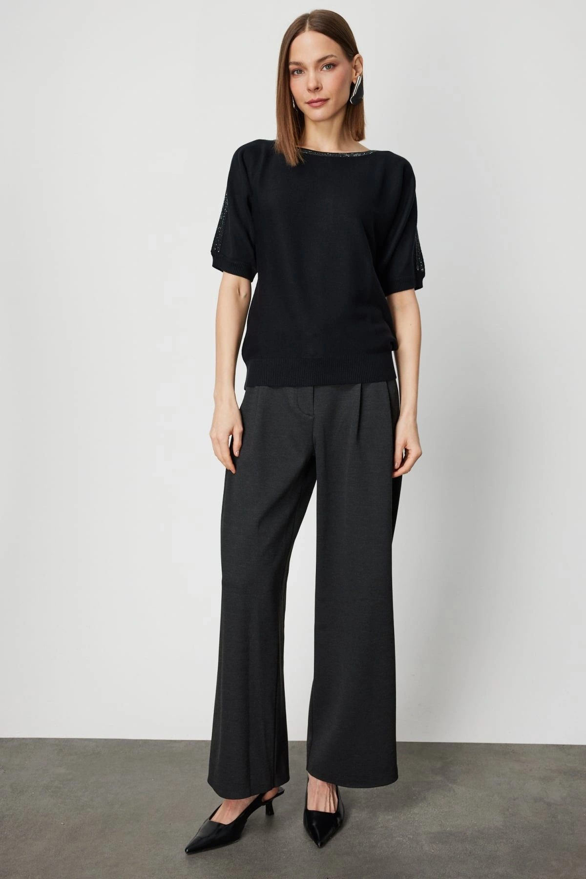 On Fashion Kadın Yakası ve Kolları Taşlı Siyah Yarım Kol Kazak 65421