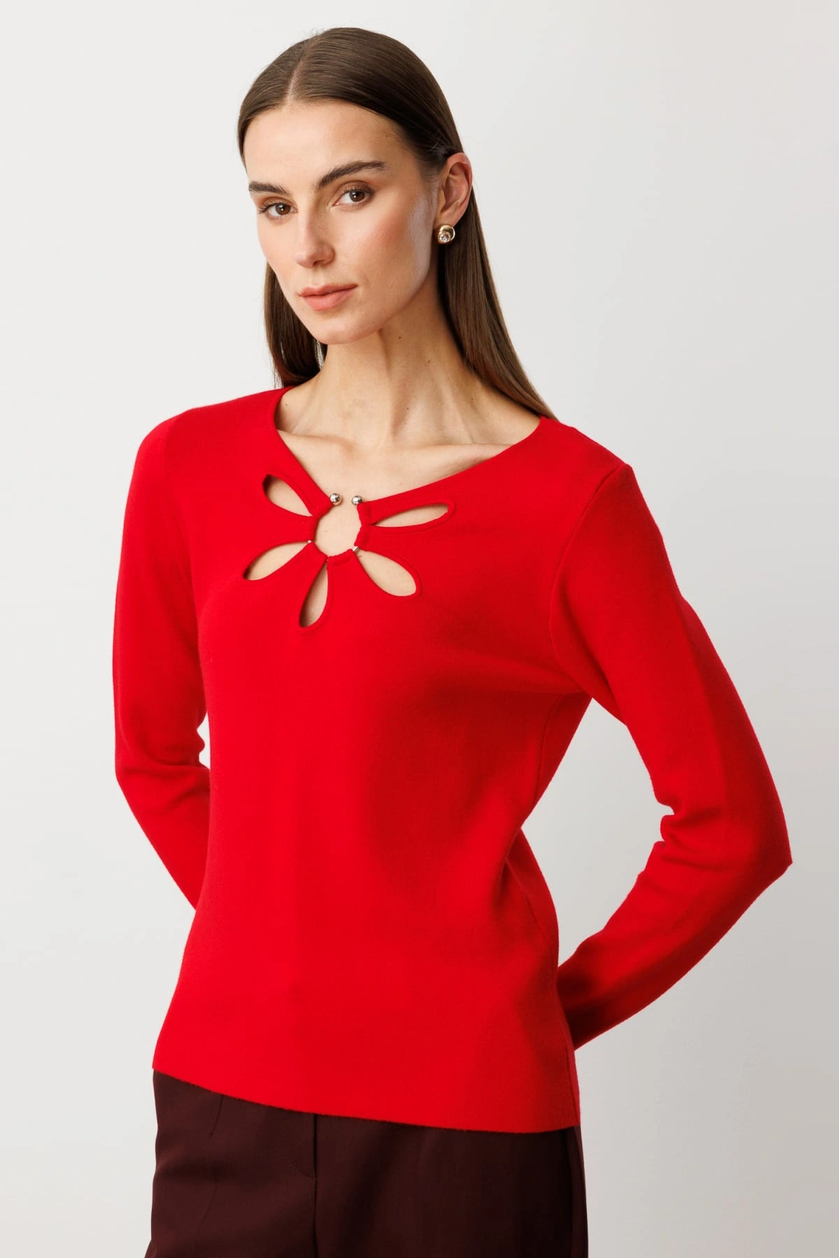 On Fashion Kadın Yakası Pencereli Yaka Aksesuarlı Kırmızı Kazak 63322