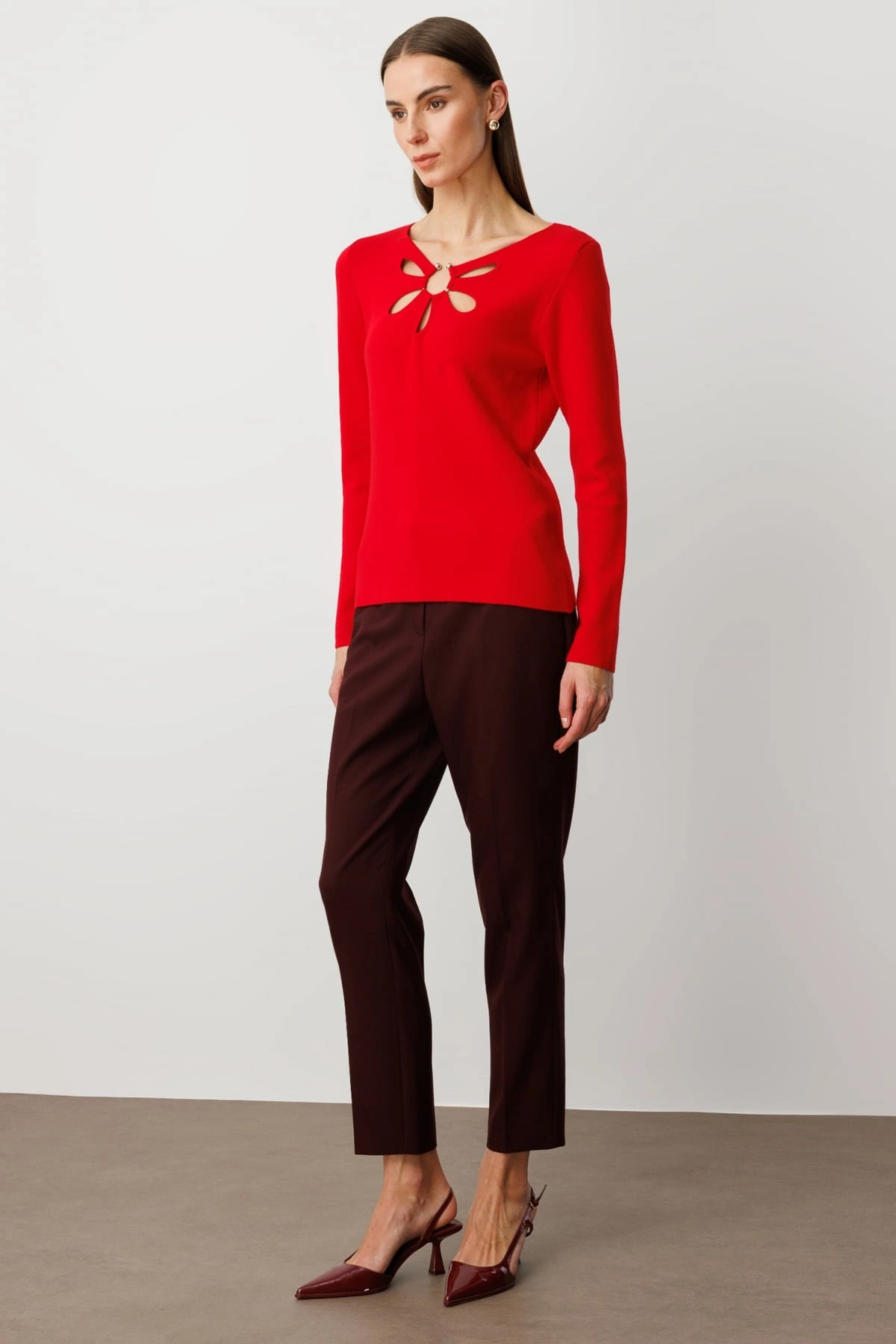 On Fashion Kadın Yakası Pencereli Yaka Aksesuarlı Kırmızı Kazak 63322