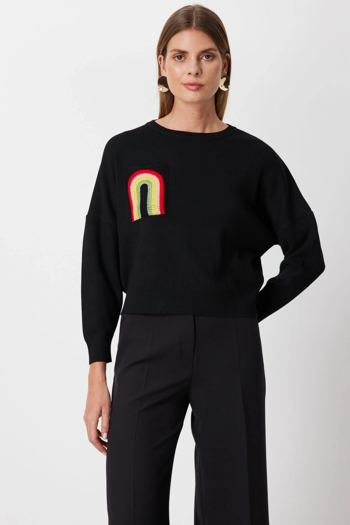 On Fashion Kadın Renkli Aksesuarlı Sıfır Yaka Siyah Kazak 63318