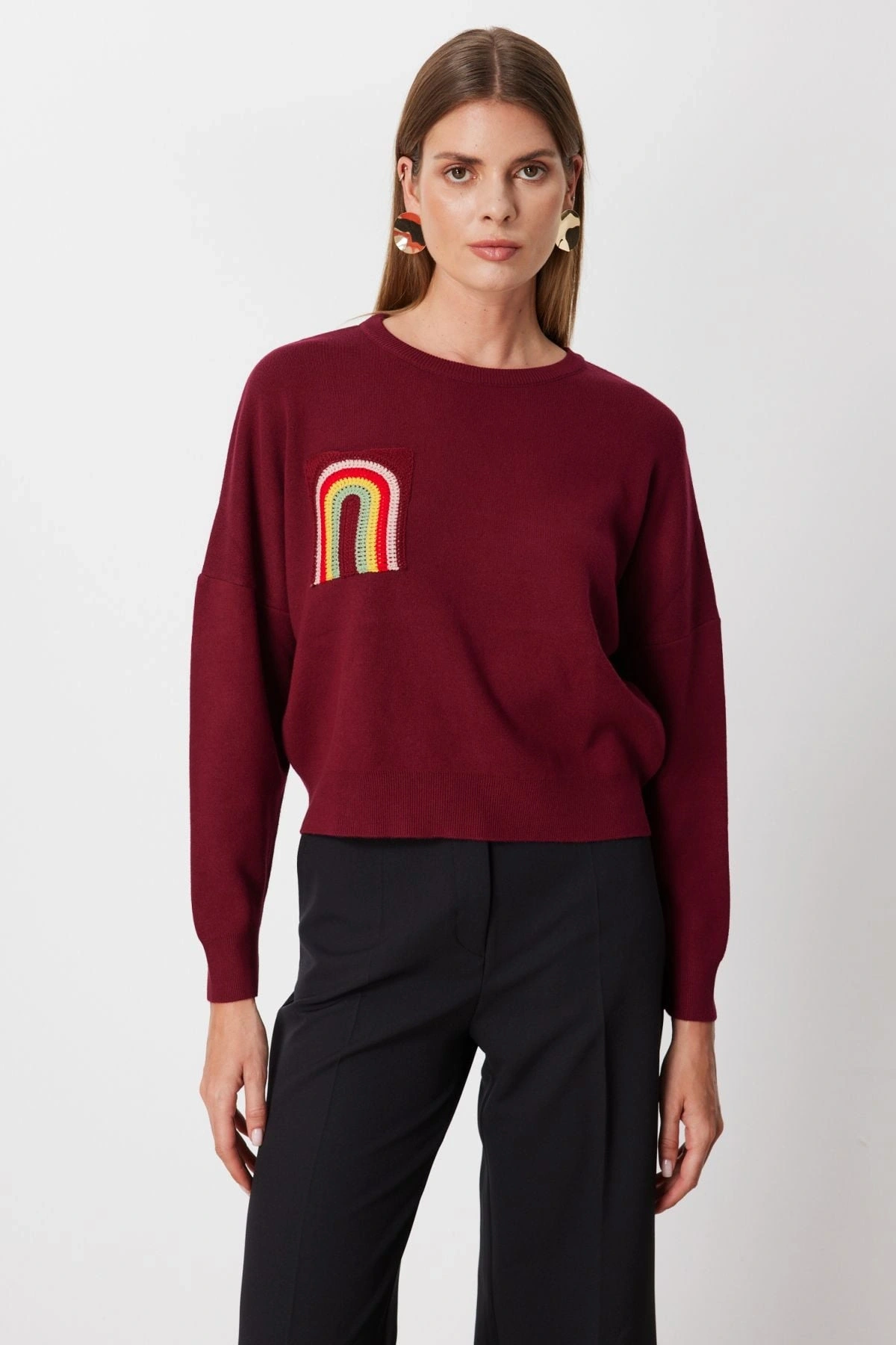 On Fashion Kadın Renkli Aksesuarlı Sıfır Yaka Bordo Kazak 63318