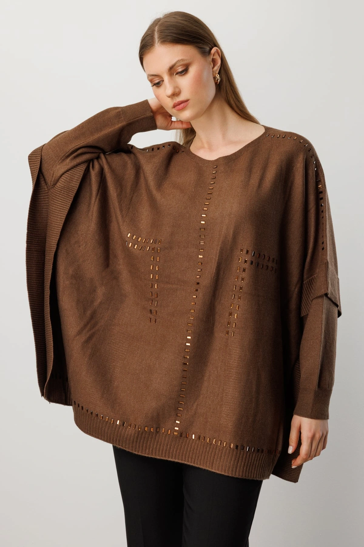 On Fashion Kadın Taş Detaylı Yarasa Kol Kahverengi Kazak 60301