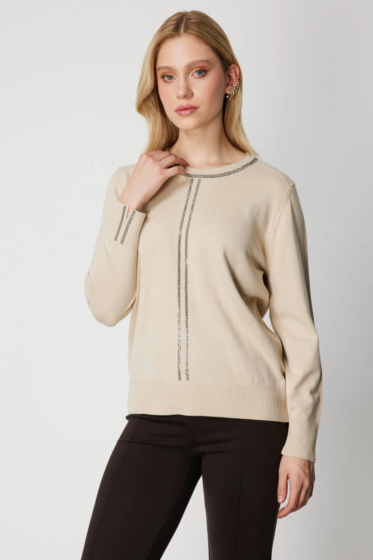 On Fashion Kadın Yarım Kol Yakası ve Önü Taşlı Bej Kazak 65397