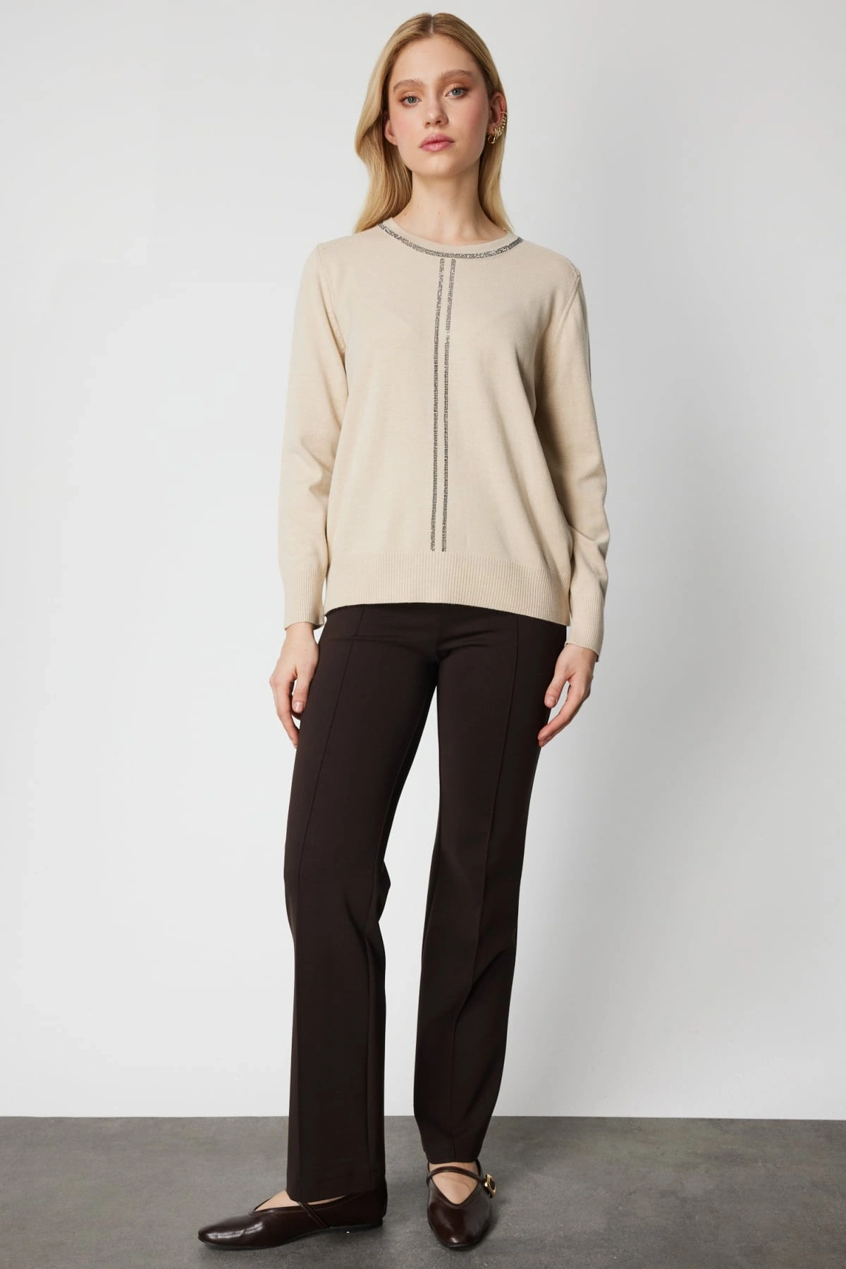 On Fashion Kadın Yarım Kol Yakası ve Önü Taşlı Bej Kazak 65397