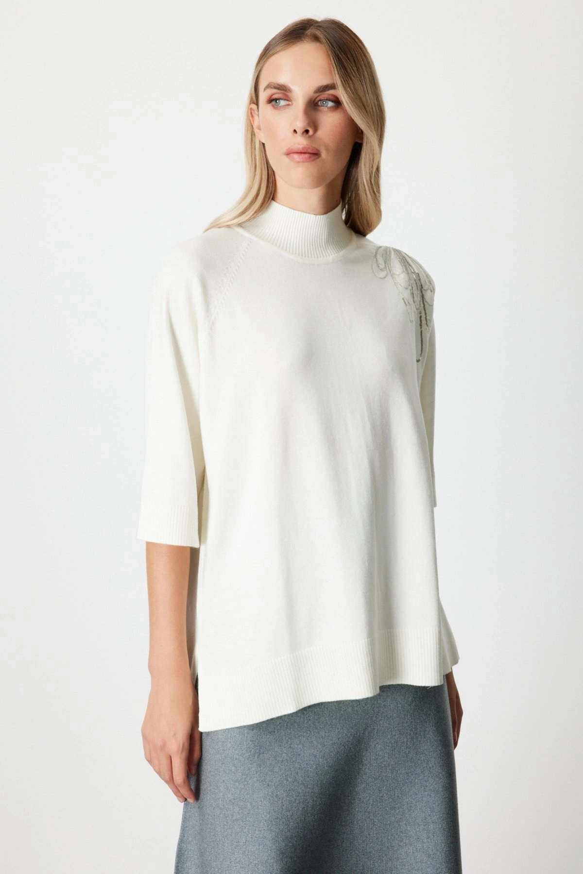 On Fashion Kadın Yarım Kol Tek Omuz Zincirli Ekru Kazak 65381