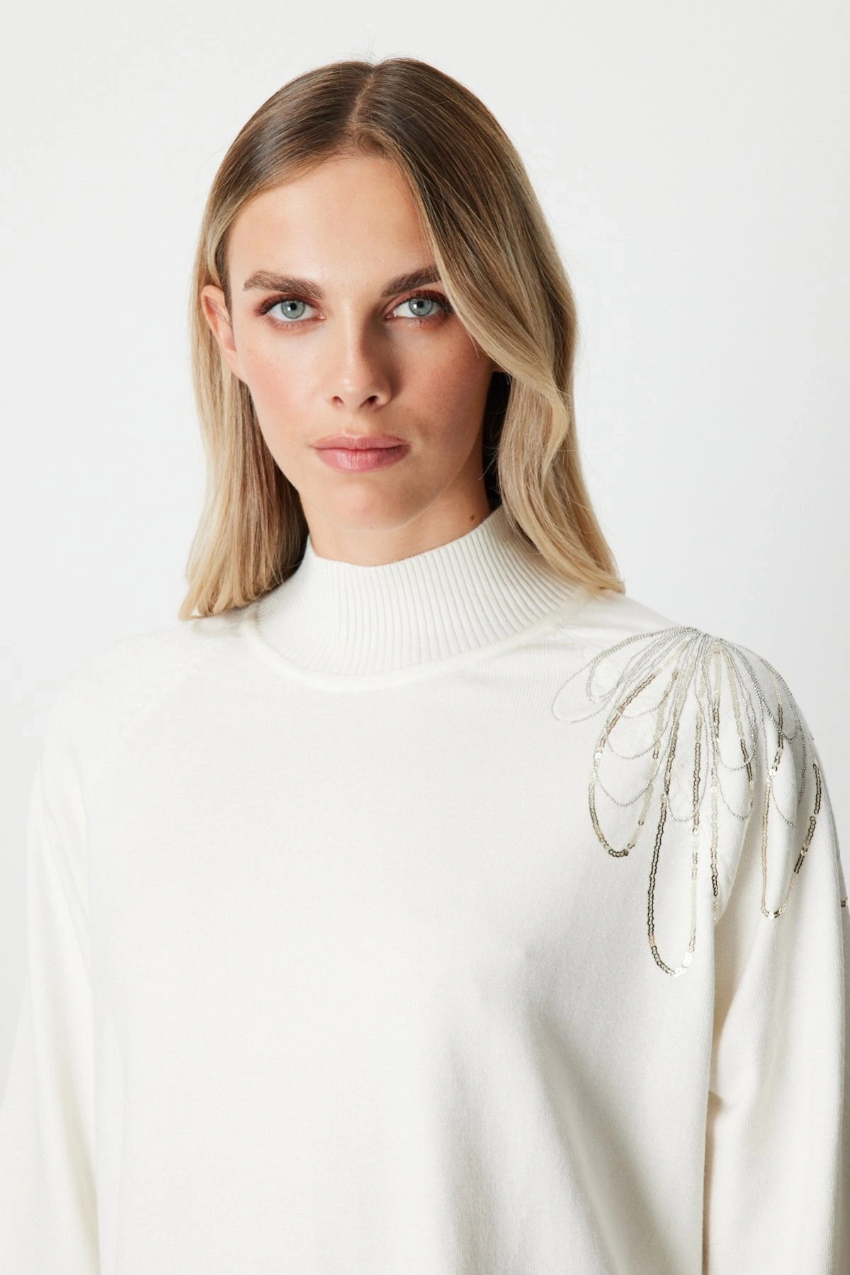 On Fashion Kadın Yarım Kol Tek Omuz Zincirli Ekru Kazak 65381