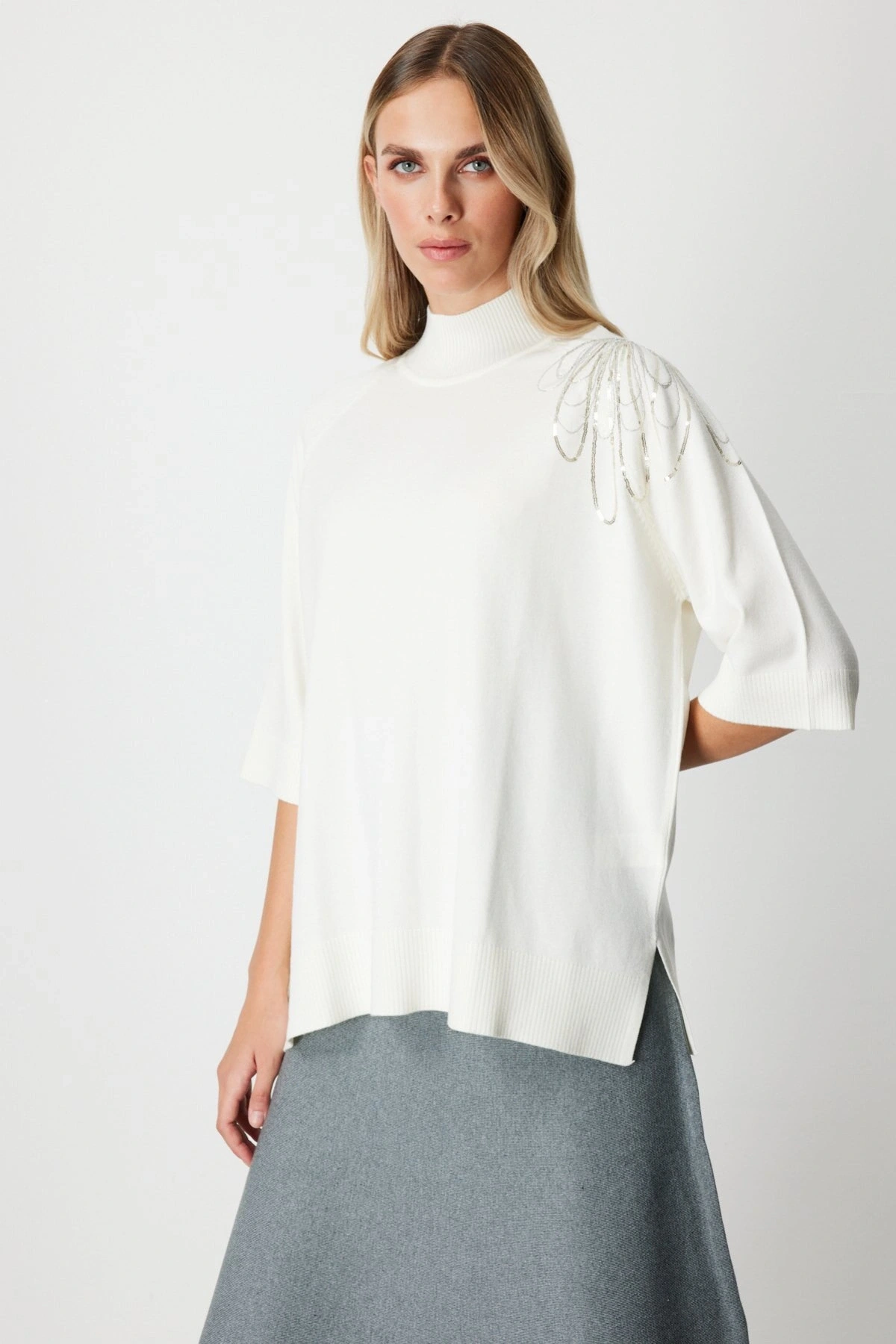 On Fashion Kadın Yarım Kol Tek Omuz Zincirli Ekru Kazak 65381