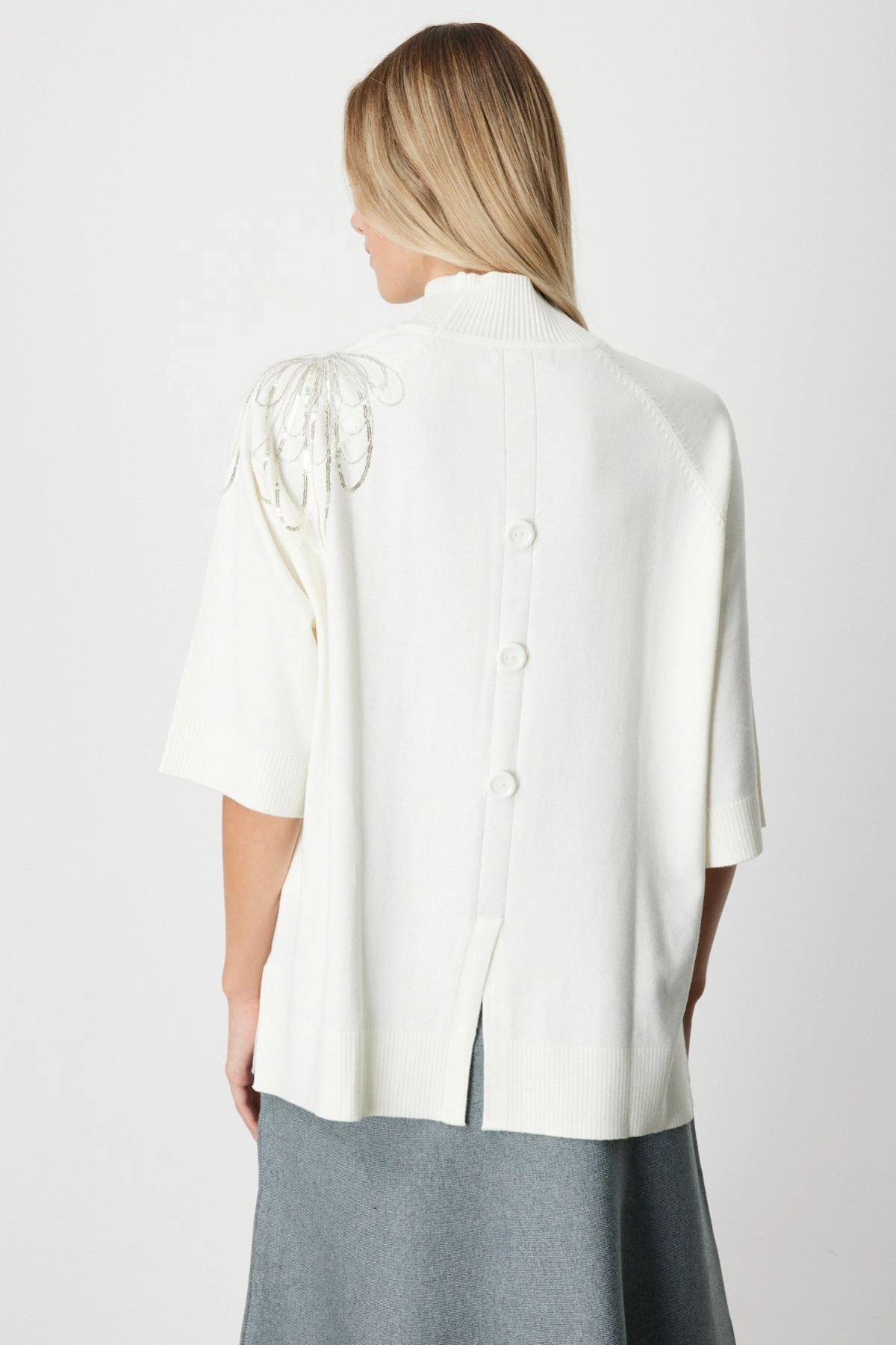 On Fashion Kadın Yarım Kol Tek Omuz Zincirli Ekru Kazak 65381