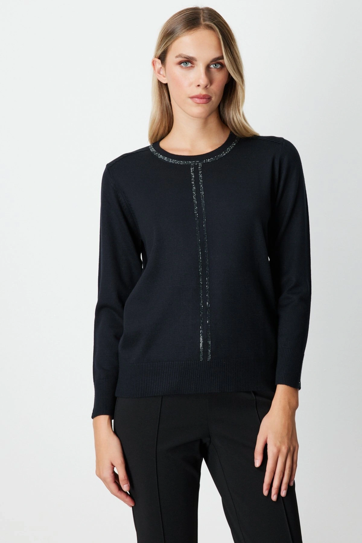 On Fashion Kadın Yarım Kol Yakası ve Önü Taşlı Siyah Kazak 65397