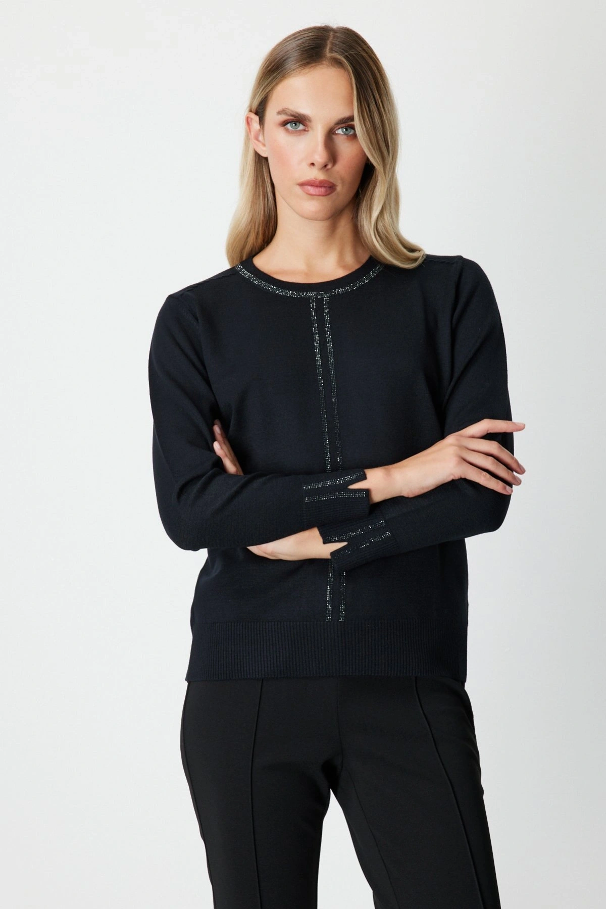 On Fashion Kadın Yarım Kol Yakası ve Önü Taşlı Siyah Kazak 65397