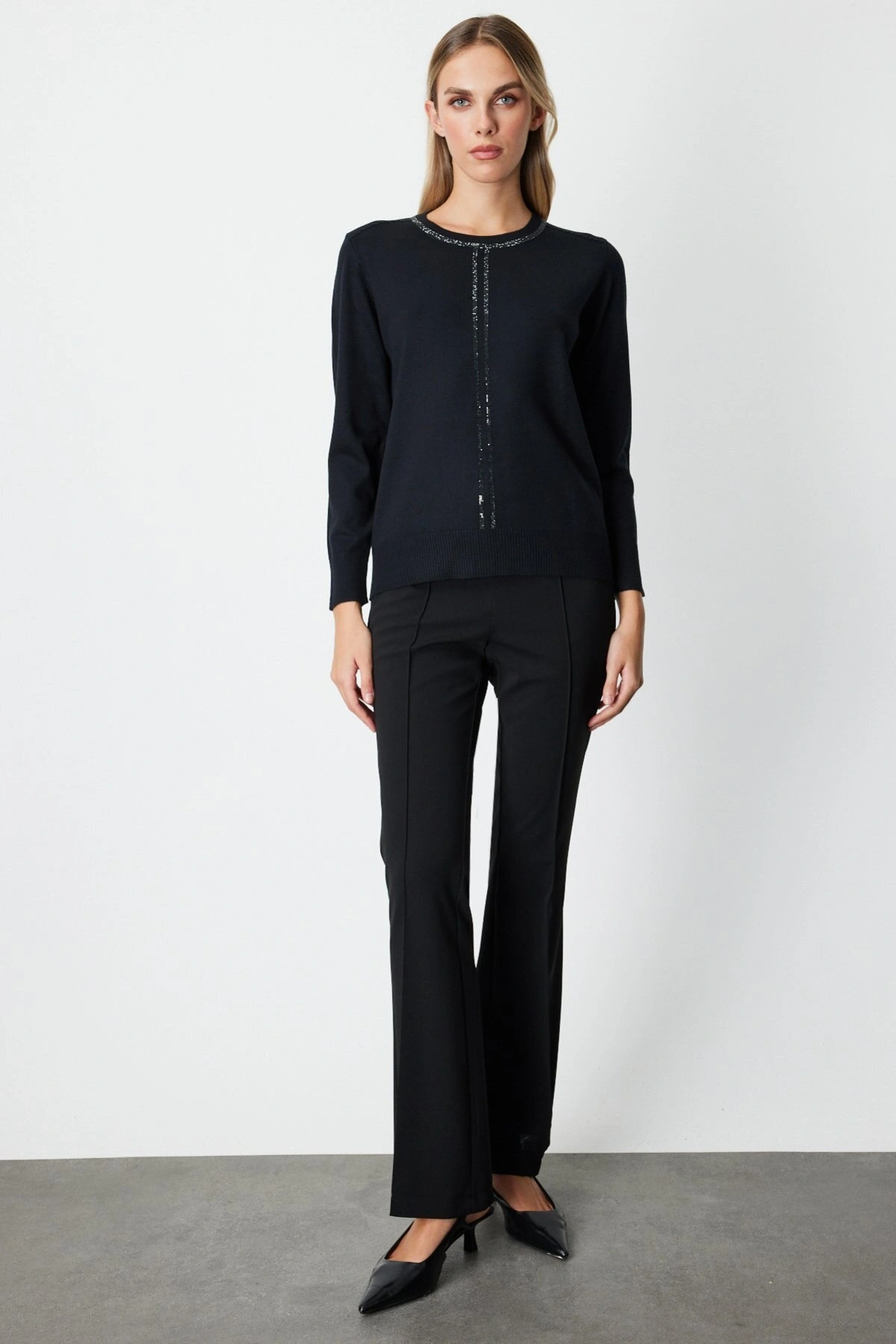 On Fashion Kadın Yarım Kol Yakası ve Önü Taşlı Siyah Kazak 65397