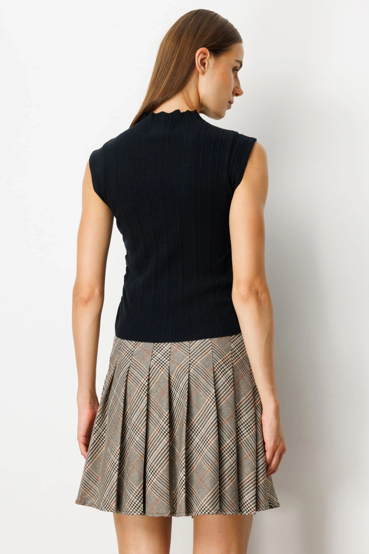 On Fashion Kadın Yanları Büzgülü Kolsuz Siyah Kazak 65355