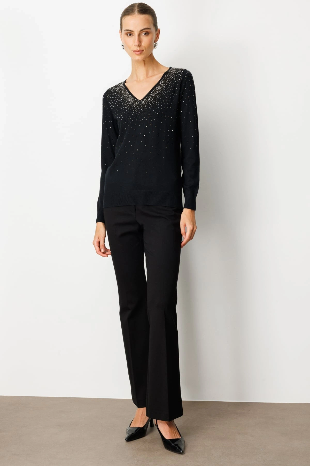 On Fashion Kadın V yaka Önü Taşlı Siyah Kazak 65315