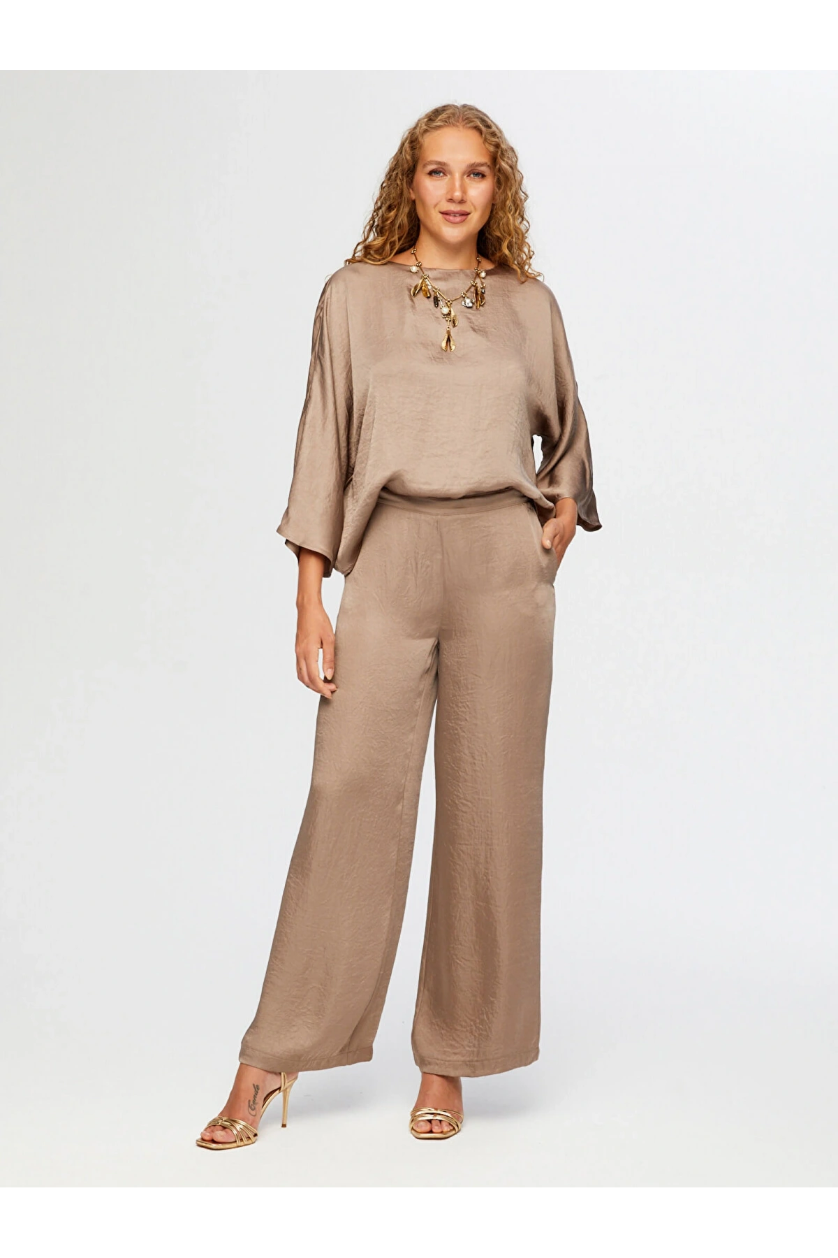 Faik Sönmez Kadın Krinkl Efektli Wide Leg Fit Şık Vizon Pantolon UW26PNT009