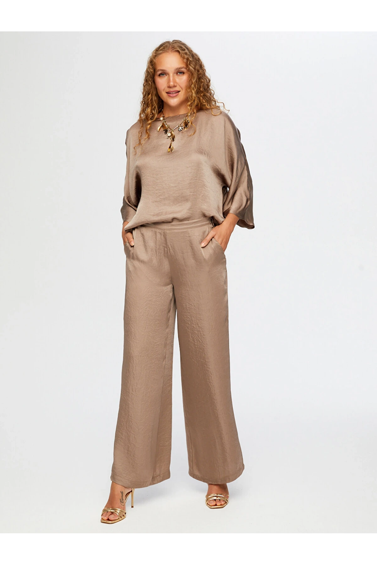 Faik Sönmez Kadın Krinkl Efektli Wide Leg Fit Şık Vizon Pantolon UW26PNT009