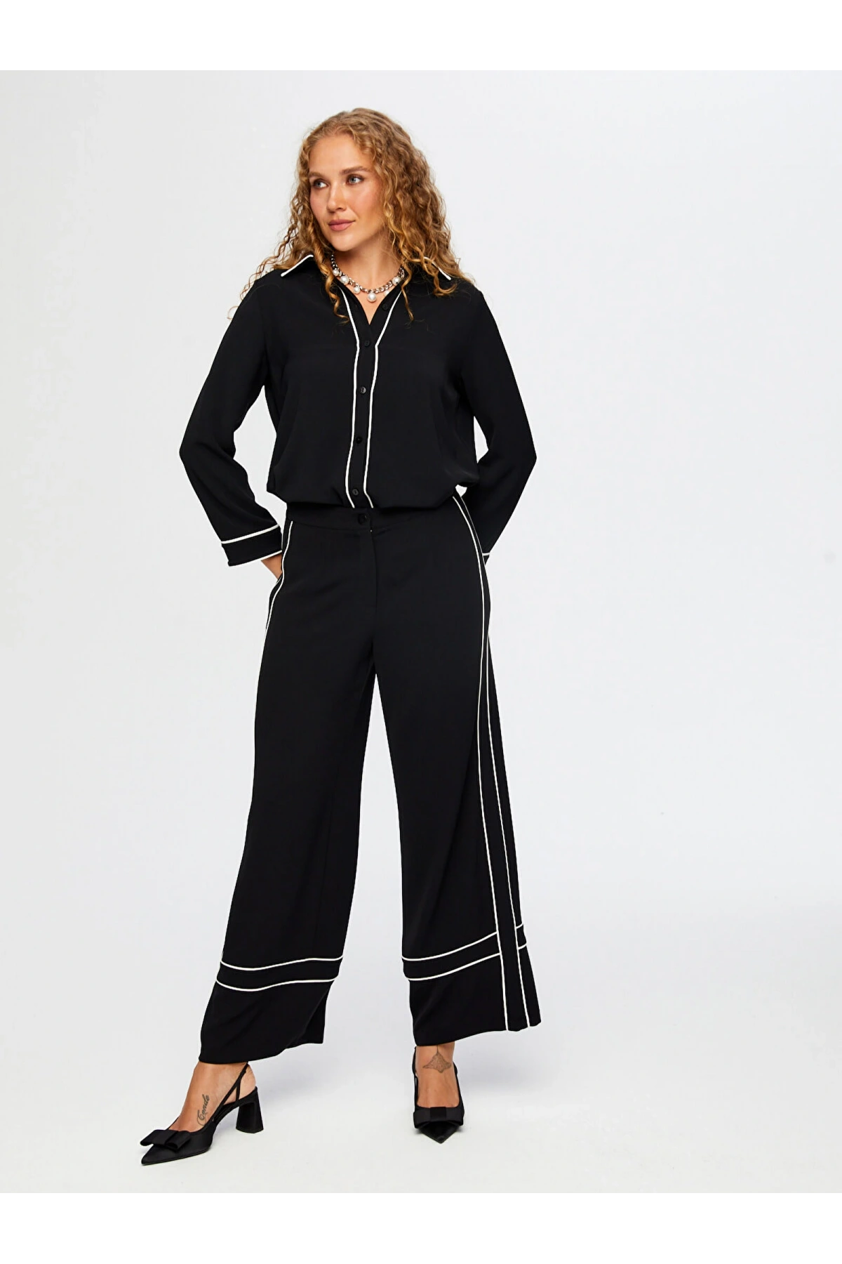Faik Sönmez Kadın Kontrast Biye Detaylı Wide Leg Fit Siyah Pantolon UW26PNT023