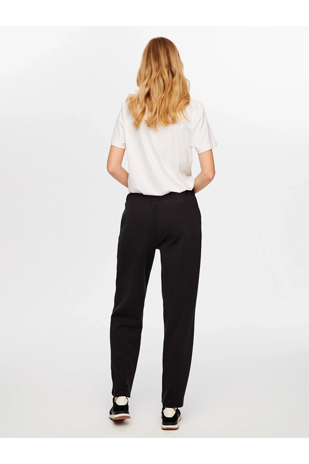 Faik Sönmez Kadın Önü Dikiş Detaylı Modallı Wide Leg Fit Siyah Eşofman Altı UW26ESA005
