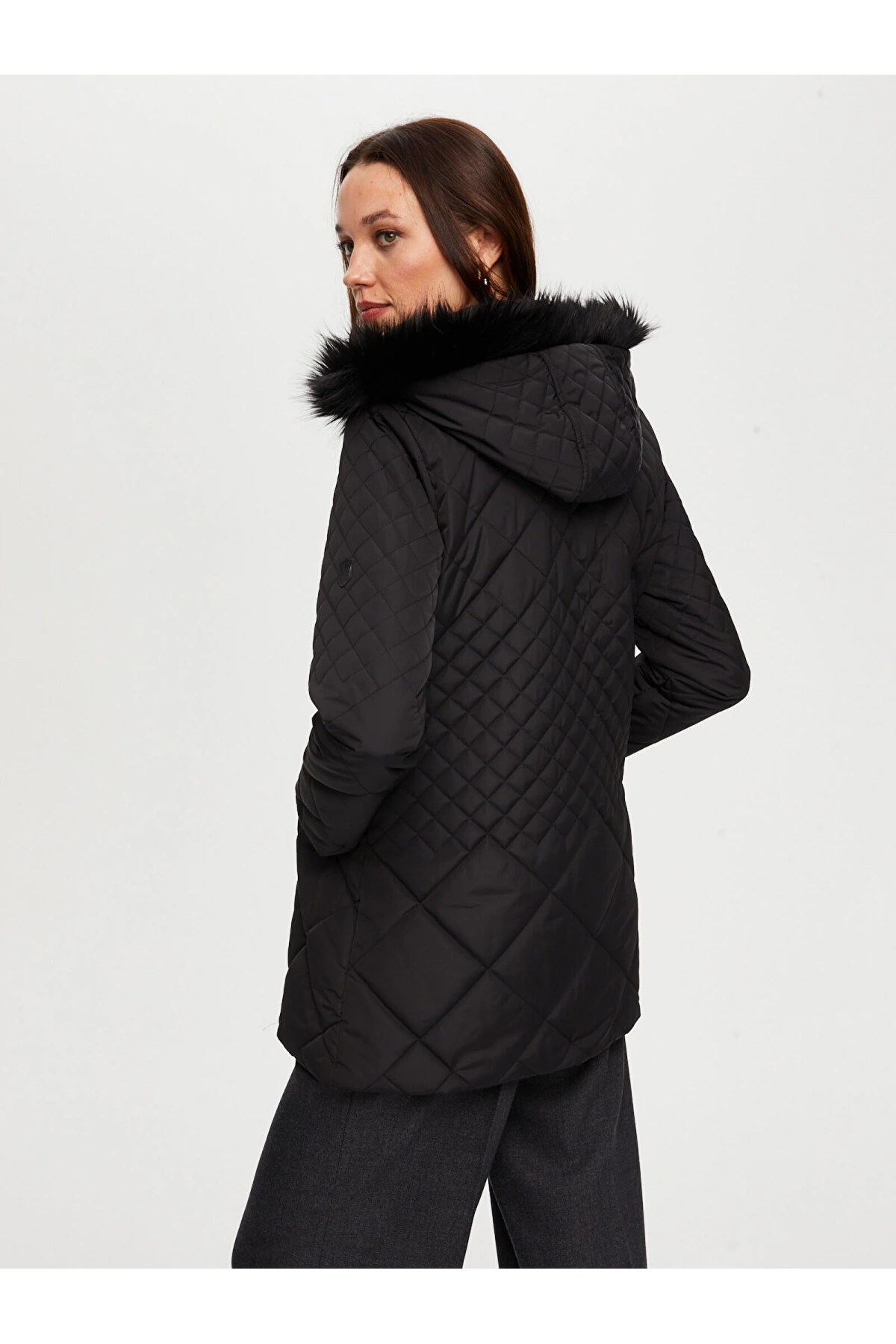 Faik Sönmez Kadın Kürk Kapüşonlu Kapitone Siyah Kaban B00041