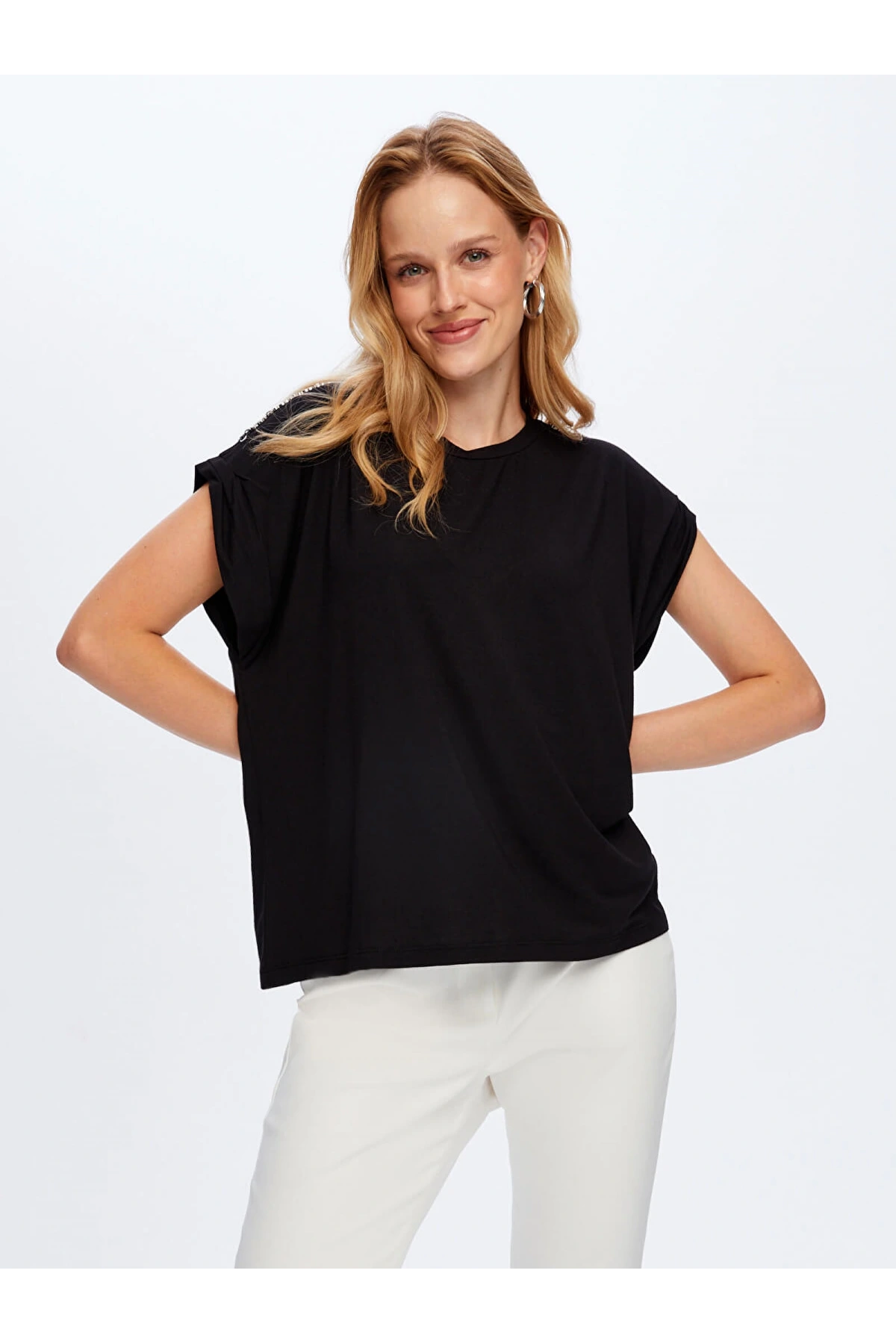 Faik Sönmez Kadın Omuzu Zincir Detaylı Modelli Siyah T-Shirt UW26TSH091