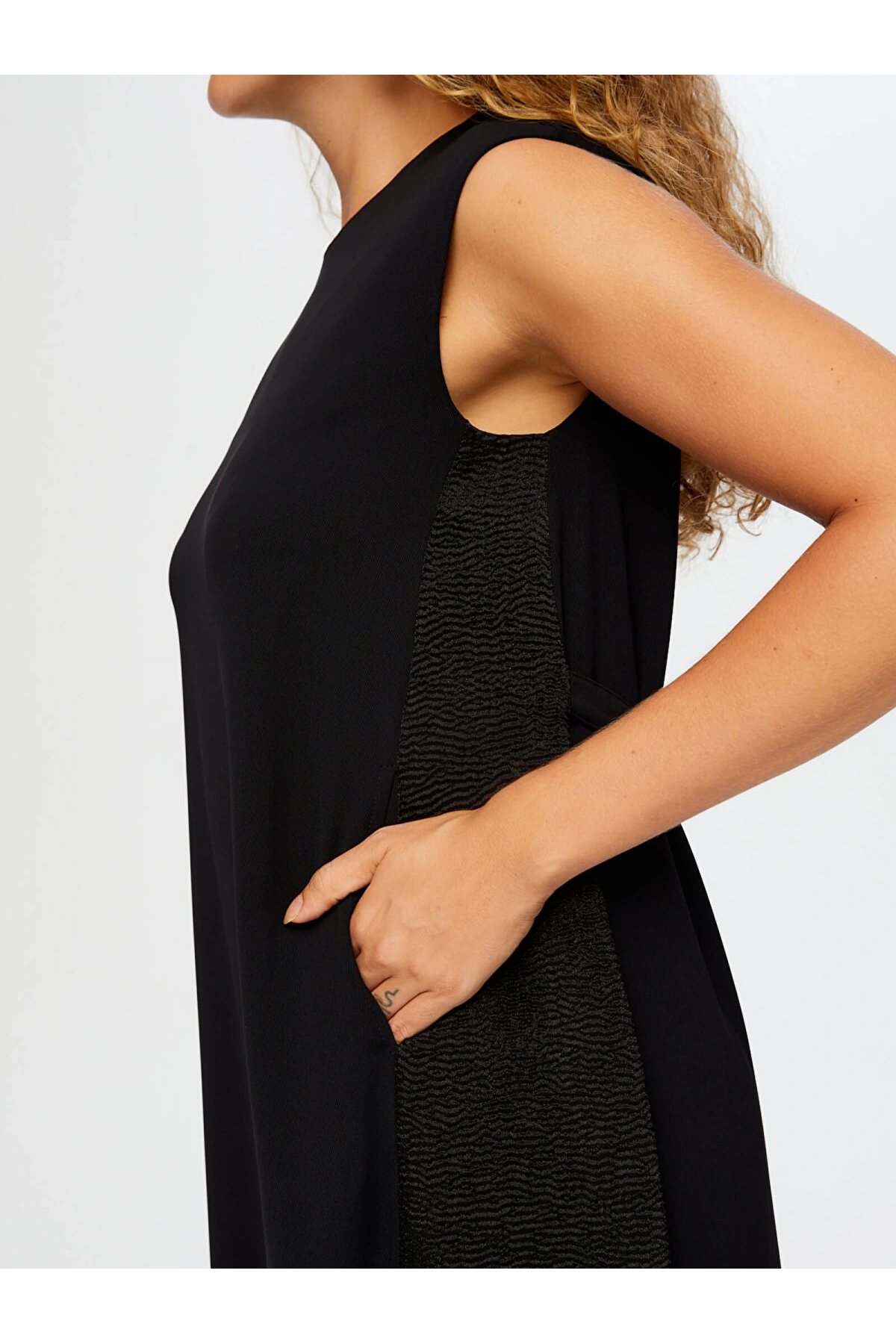 Faik Sönmez Kadın Yanları Saten Jakar Dokuma Düşük Kollu Şık Siyah Elbise UW26ELB003