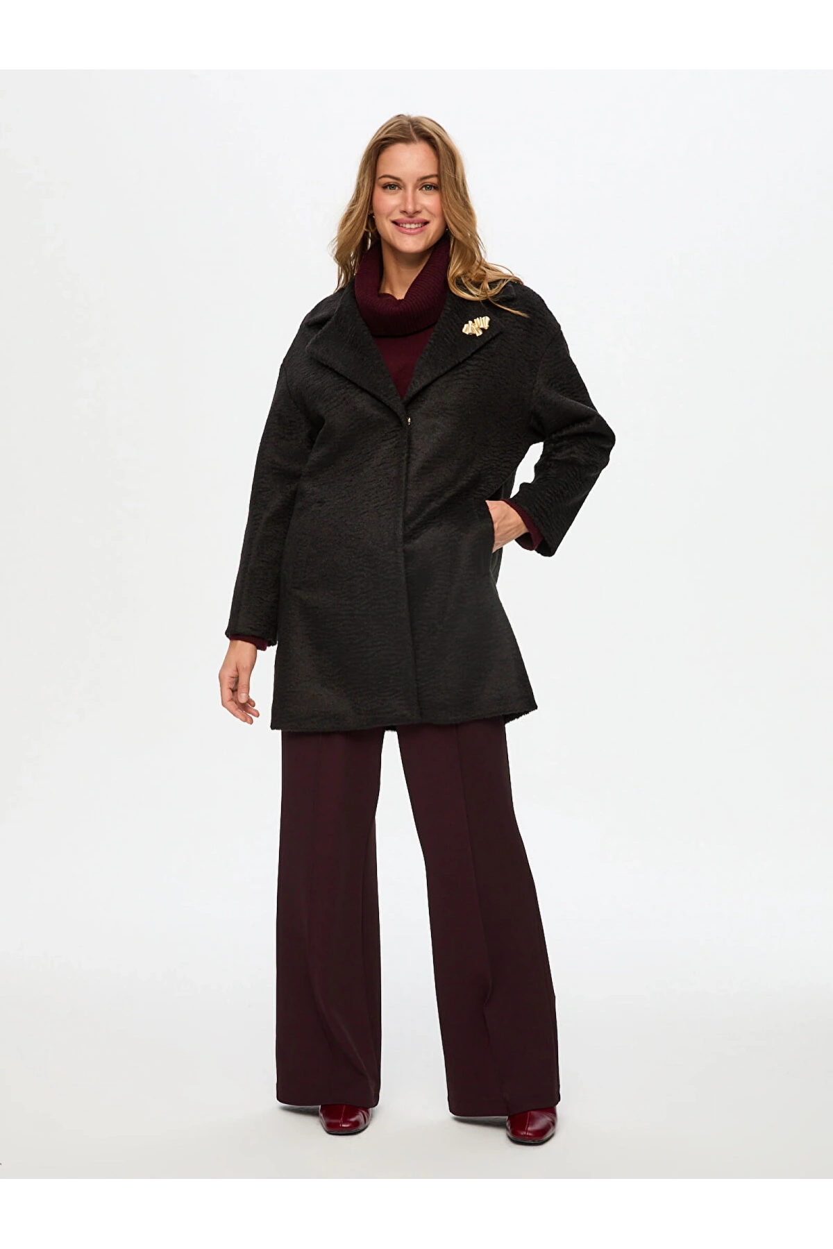 Faik Sönmez Kadın Broş Detaylı Suni Astragan Siyah Kaban UW26KBN007