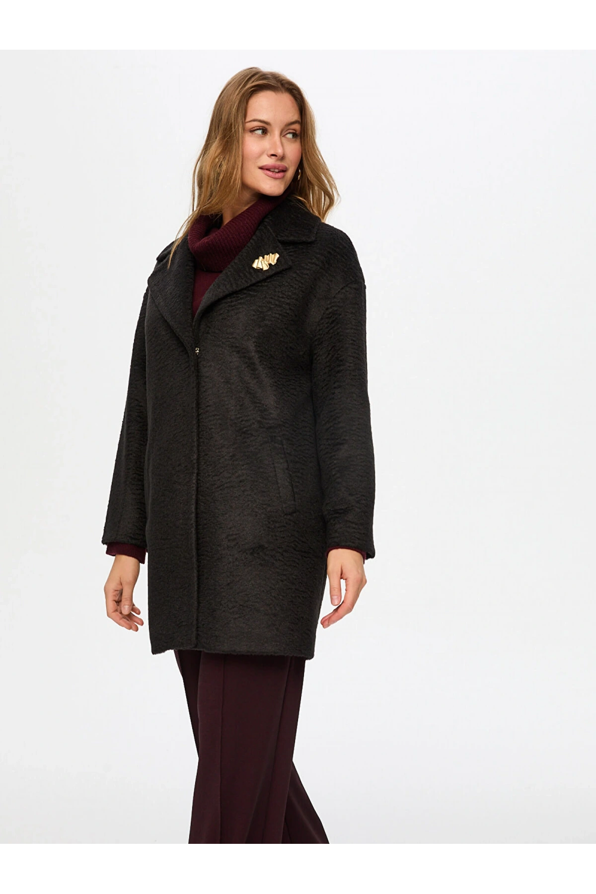 Faik Sönmez Kadın Broş Detaylı Suni Astragan Siyah Kaban UW26KBN007