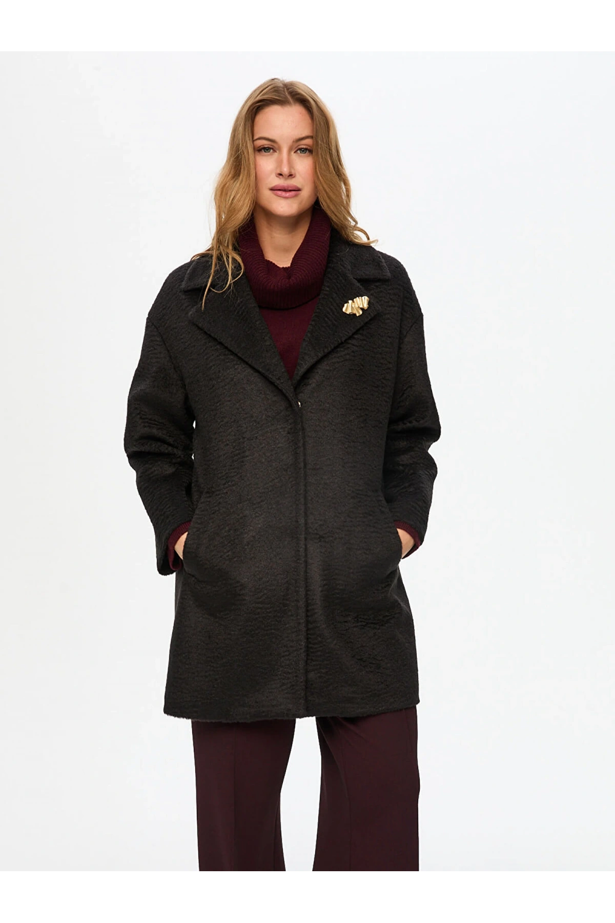 Faik Sönmez Kadın Broş Detaylı Suni Astragan Siyah Kaban UW26KBN007