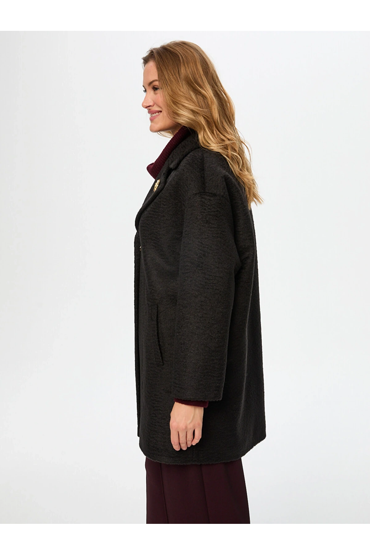 Faik Sönmez Kadın Broş Detaylı Suni Astragan Siyah Kaban UW26KBN007