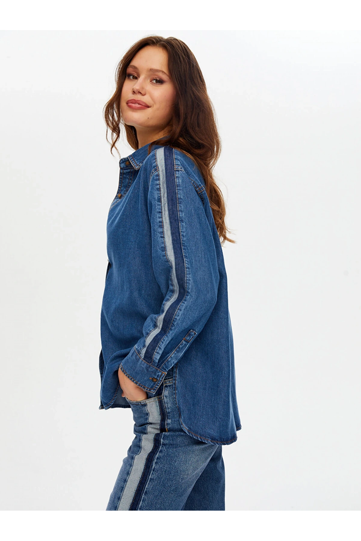 Faik Sönmez Kadın Kontrast Bant Detaylı Tenselli İndigo Jean Gömlek UW26JGM001