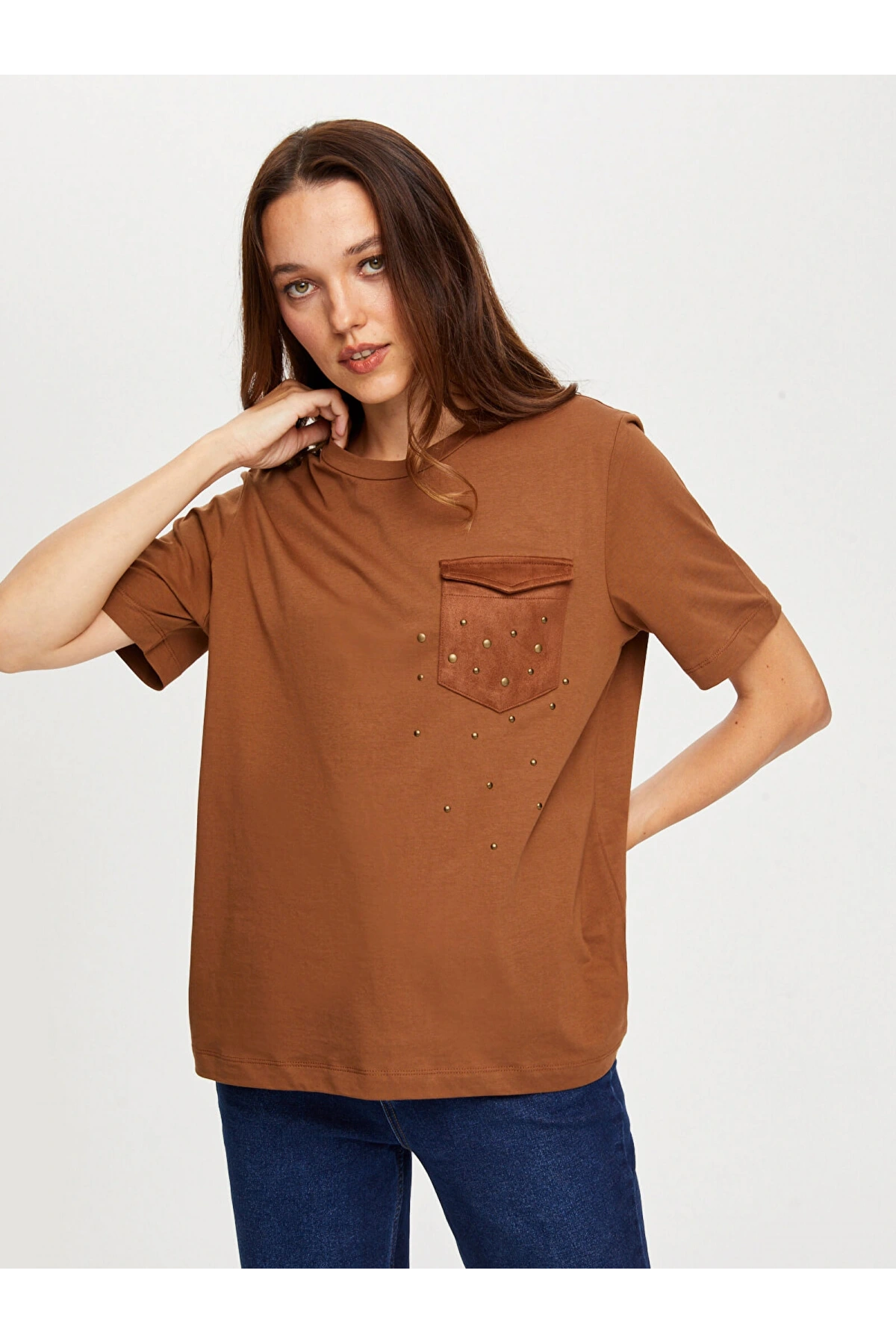 Faik Sönmez Kadın Süet Cep Ve Trok Detaylı Yuvarlak Yaka Kahverengi T-Shirt UW26TSH085