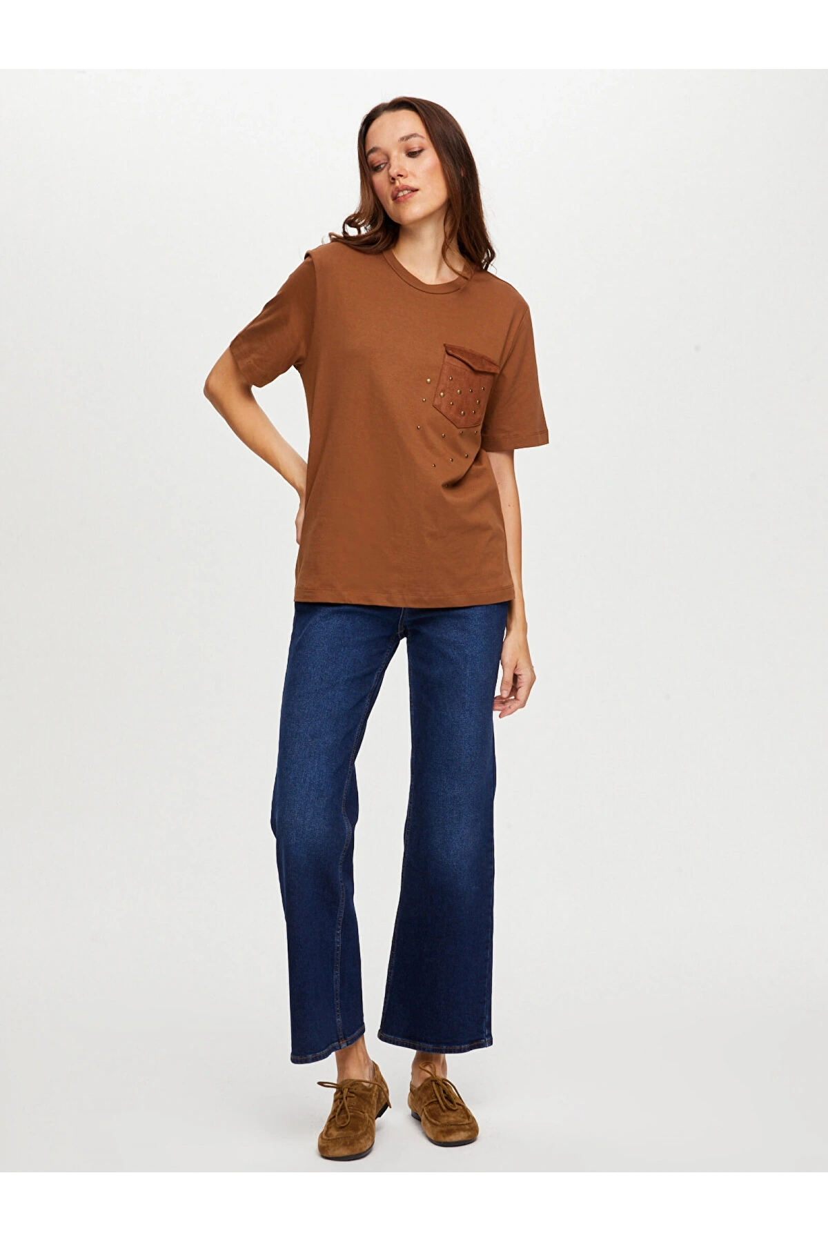 Faik Sönmez Kadın Süet Cep Ve Trok Detaylı Yuvarlak Yaka Kahverengi T-Shirt UW26TSH085