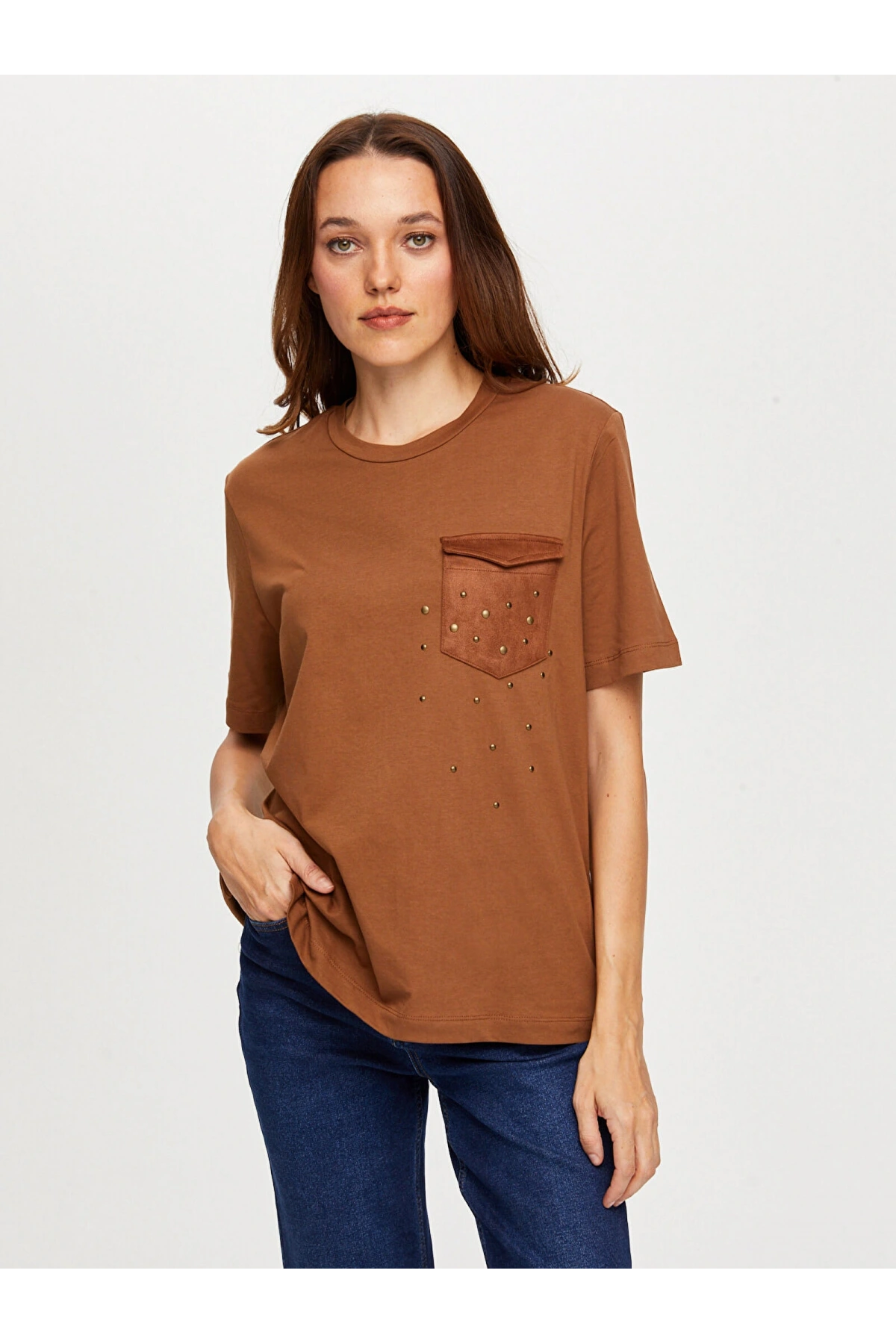 Faik Sönmez Kadın Süet Cep Ve Trok Detaylı Yuvarlak Yaka Kahverengi T-Shirt UW26TSH085